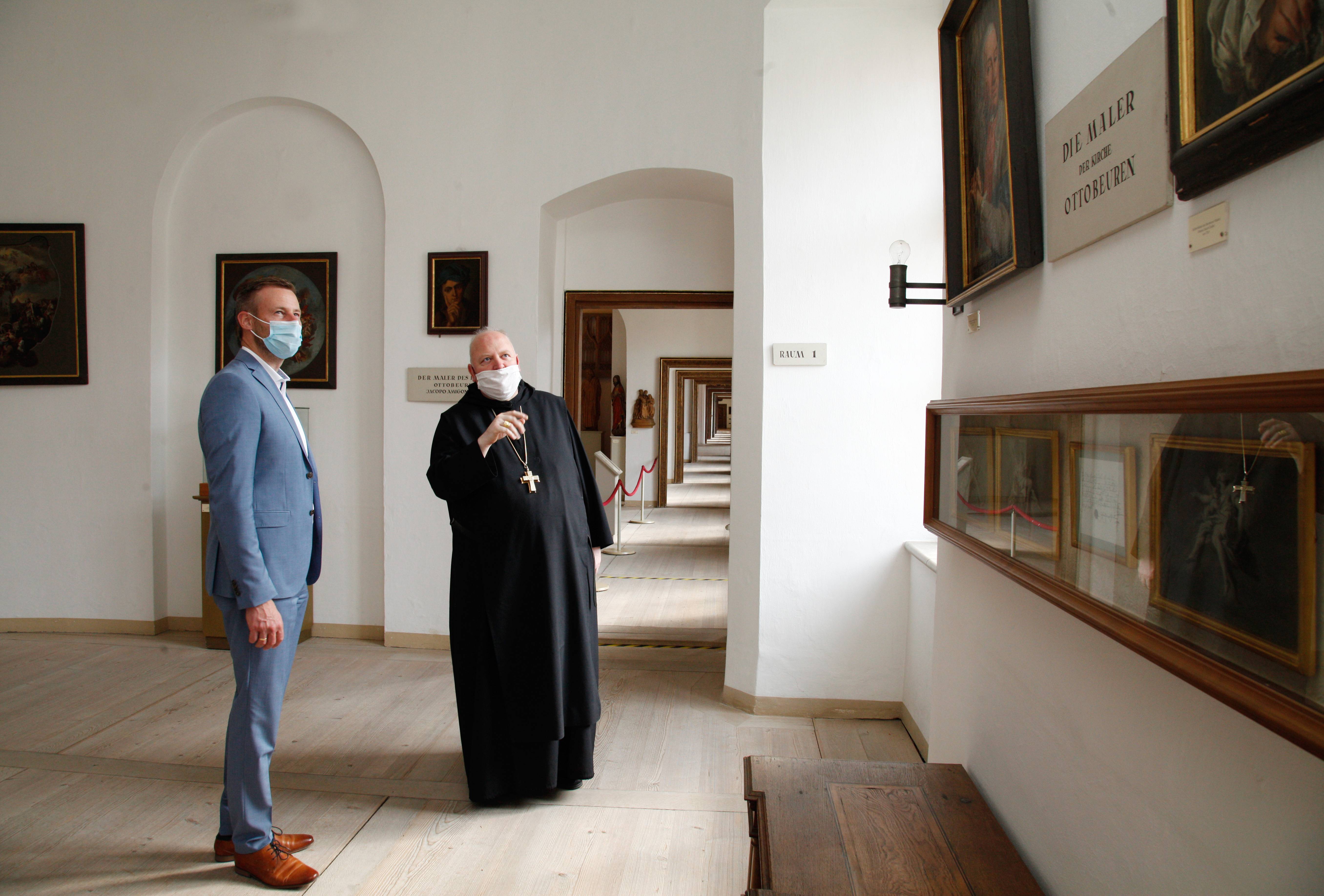 Über die geplante Umgestaltung des Klostermuseums der Benediktinerabtei Ottobeuren informierte Abt Johannes Schaber (rechts) Landrat Alex Eder bei einem Rundgang durch die Räumlichkeiten. Foto: Stefanie Vögele/Landratsamt Unterallgäu