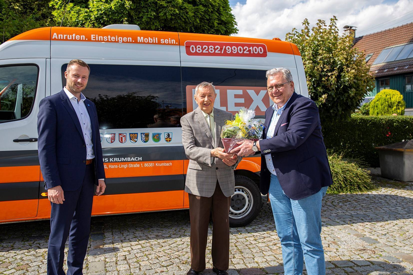 Landrat Alex Eder (links) und BBS-Geschäftsführer Josef Brandner (rechts) beschenkten den 25.000sten Fahrgast, Erhard Klement. Foto: Strobl/Contrast