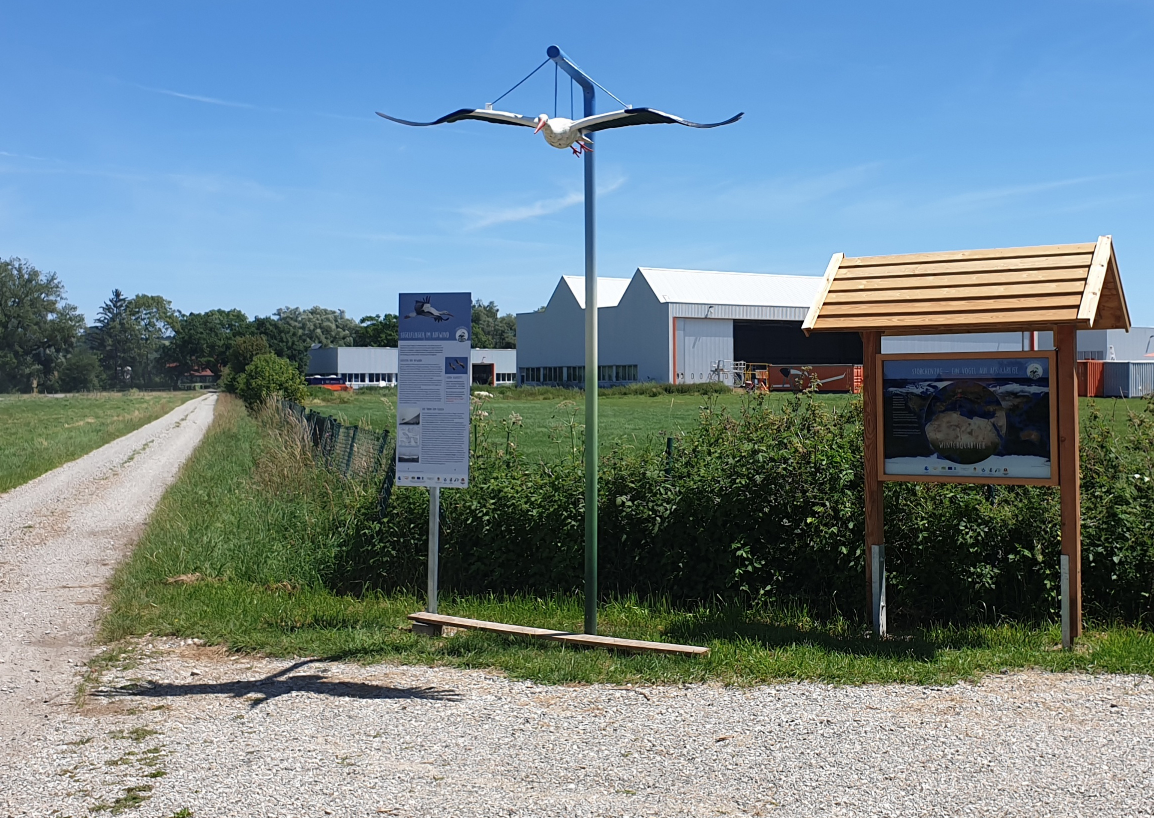 Zum Bild: Derzeit entsteht eine Radrunde mit vier Stationen, die über den Storch informieren. Im Bild die Station bei Zaisertshofen. Foto: Tobias Klöck/Landratsamt Unterallgäu