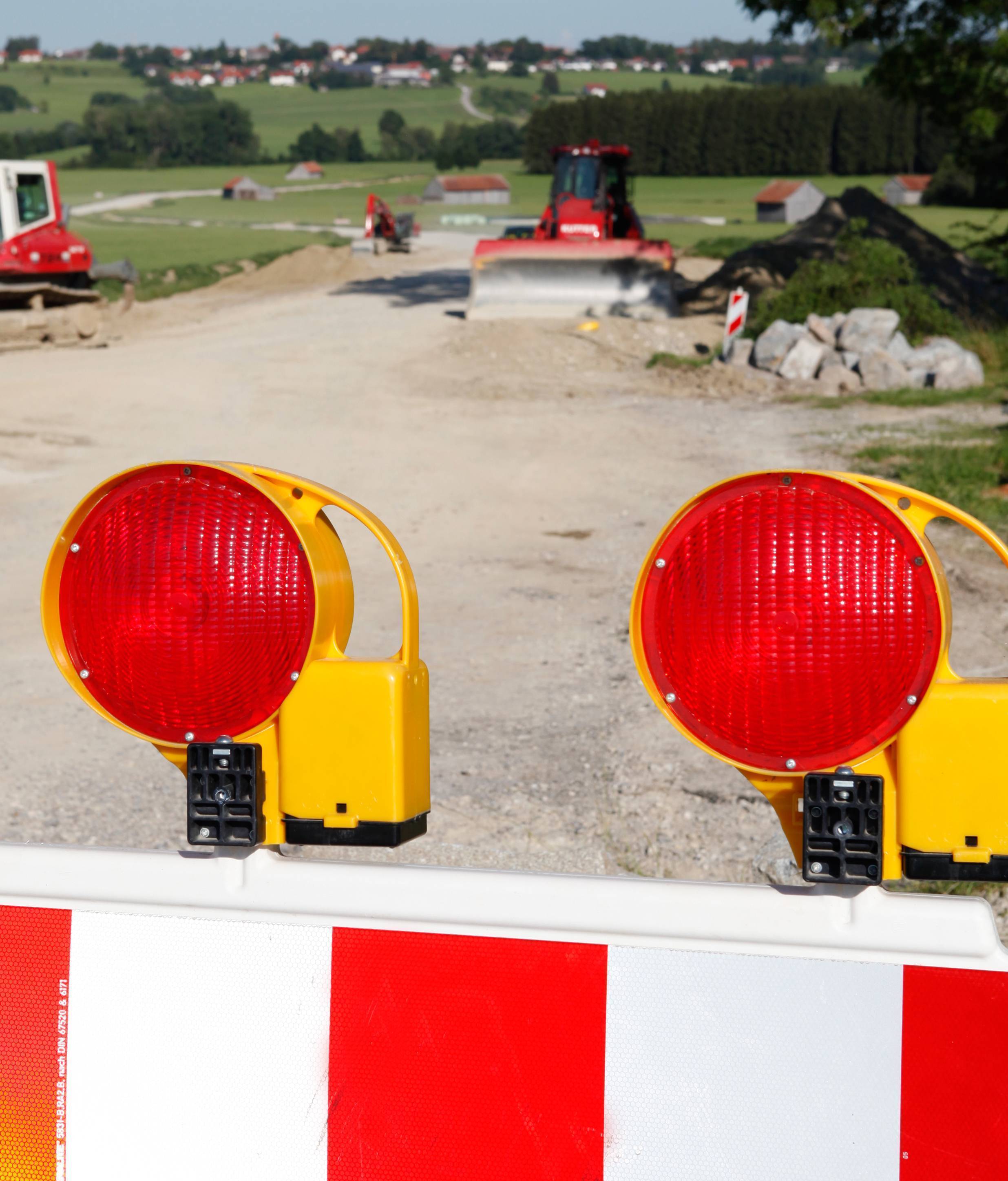 Einen Überblick über die großen Straßenbaustellen im Unterallgäu kann man sich unter www.unterallgaeu.de/baustellen verschaffen. Unser Bild zeigt die aktuell gesperrte Kreisstraße zwischen Unteregg und Warmisried - die Arbeiten am ersten Bauabschnitt dauern voraussichtlich noch bis Ende November. Foto: Stefanie Vögele/Landratsamt Unterallgäu
