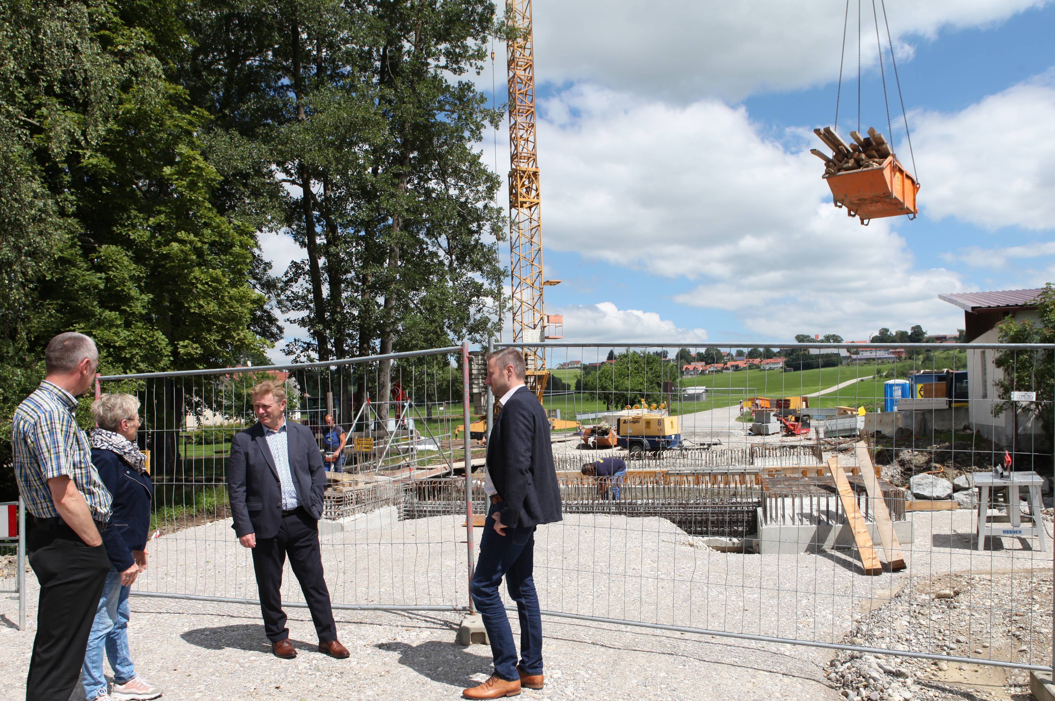 Im Bild (von links): Stellvertretender Tiefbauamtsleiter Karl-Heinz Eierle, Bürgermeisterin Marlene Preißinger, Tiefbauamtsleiter Walter Pleiner und Landrat Alex Eder. Foto: Eva Büchele/Landratsamt Unterallgäu