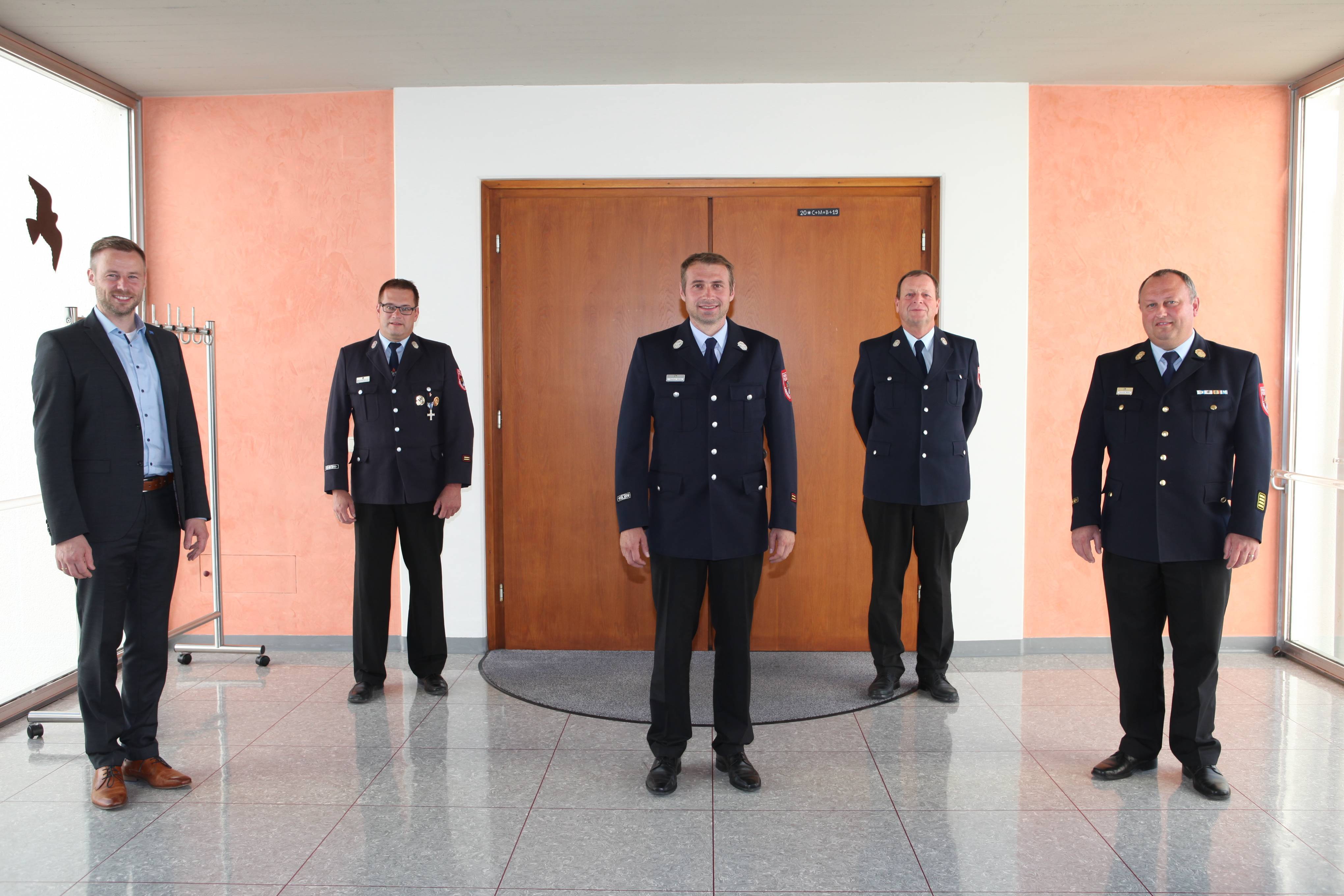 Von links: Landrat Alex Eder verabschiedete die Kreisbrandmeister Reinhard Schaupp, Stephan Jäckle und Karl-Heinz Abbold. Mit im Bild: Kreisbrandrat Alexander Möbus. Foto: Eva Büchele/Landratsamt Unterallgäu