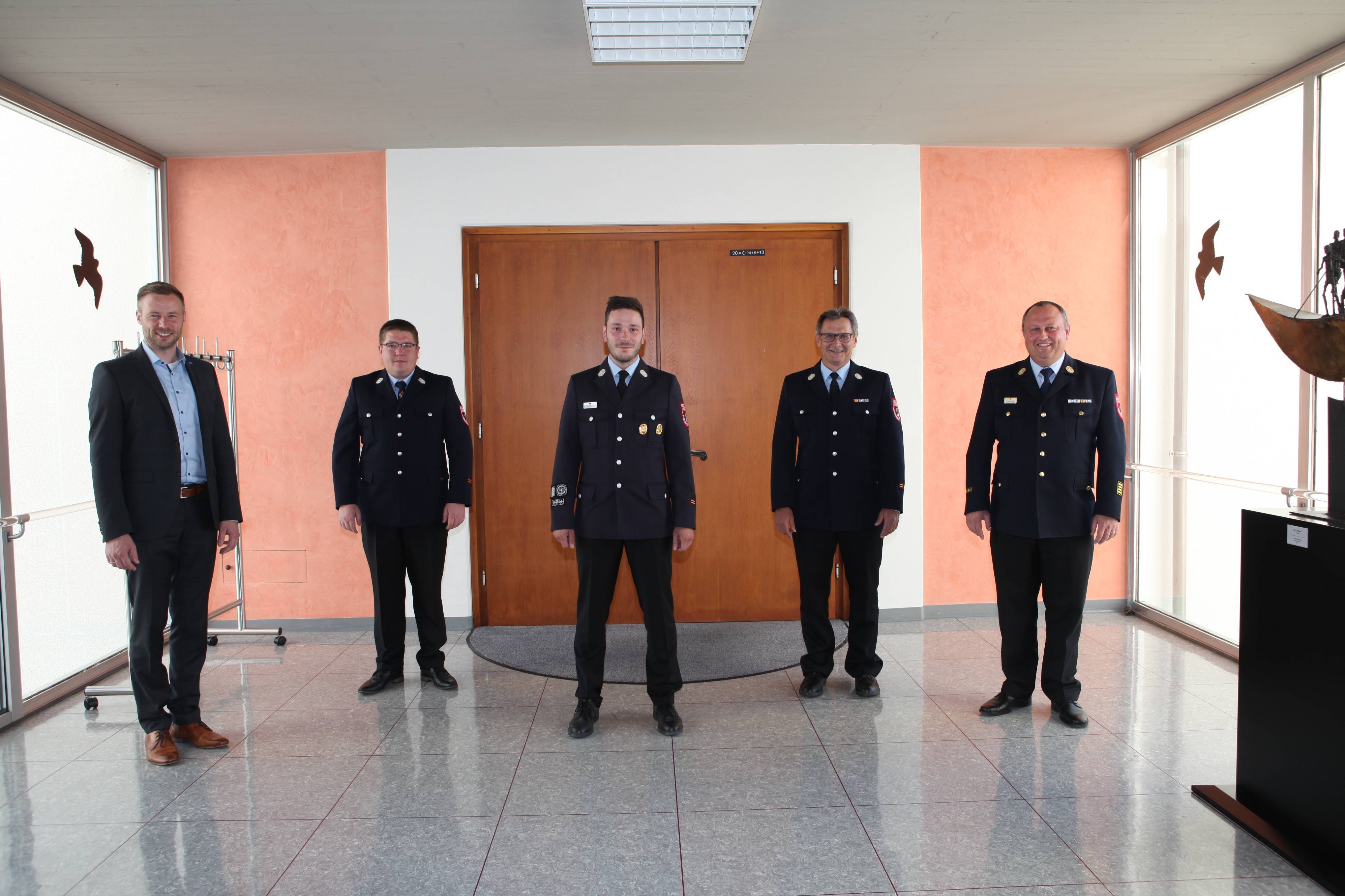 Von links: Landrat Alex Eder begrüßte die neuen Kreisbrandmeister Alexander Mayer, Philipp Ansorge und Robert Draeger. Mit im Bild: Kreisbrandrat Alexander Möbus. Foto: Eva Büchele/Landratsamt Unterallgäu 