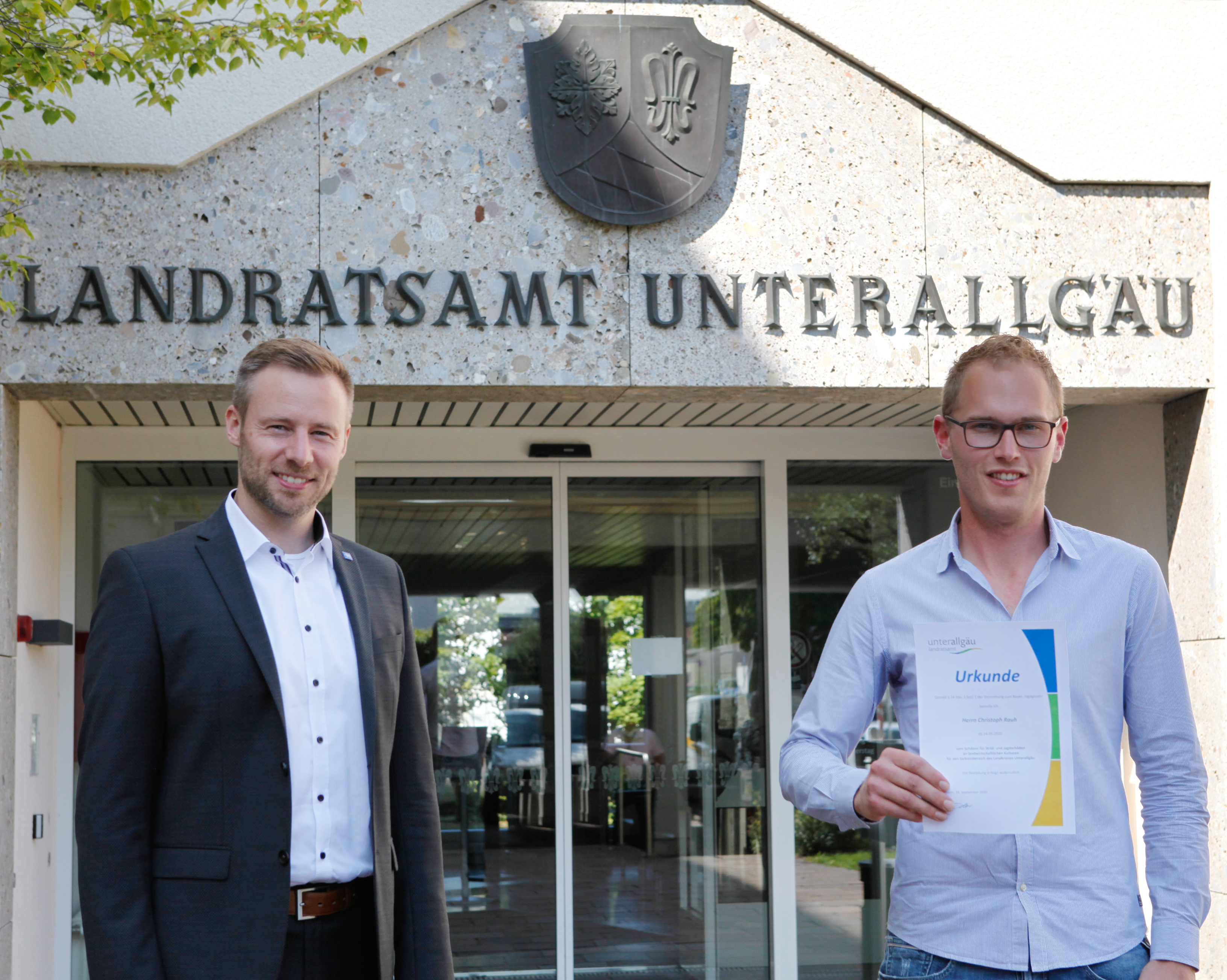 Zum neuen amtlichen Wildschadenschätzer hat Landrat Alex Eder (links) jetzt Christoph Rauh aus Heimertingen bestellt. Foto: Stefanie Vögele/Landratsamt Unterallgäu