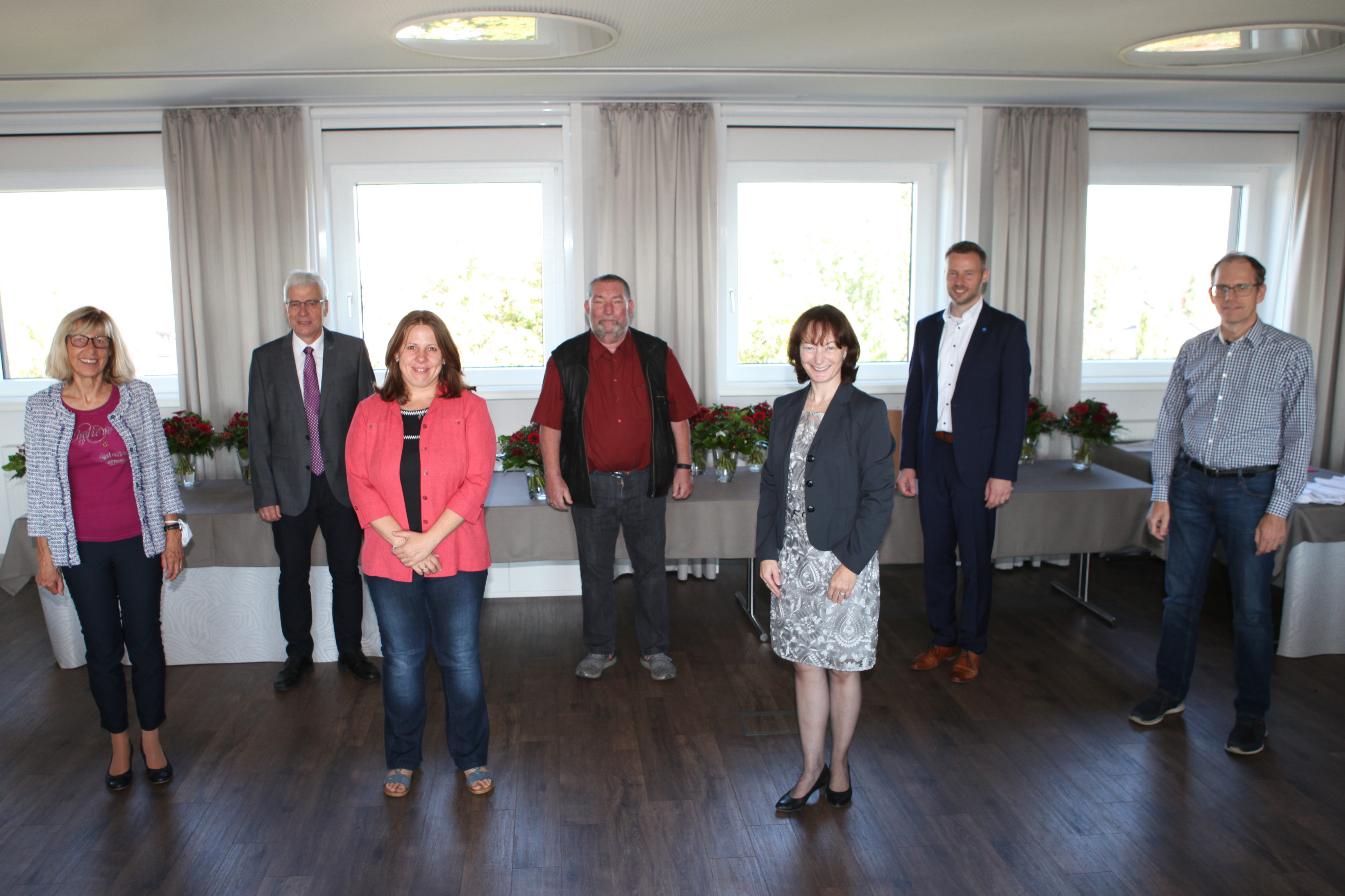 Dienstjubiläum feierten (von links) Claudia Kaminski-Tietz (25 Jahre), Anton Bartenschlager (40 Jahre), Nicoletta Seeger (25 Jahre) und Michael Klein (40 Jahre). Es gratulierten Personalchefin Ingrid Arnold, Landrat Alex Eder und Personalratsvorsitzender Frank Rattel. Foto: Eva Büchele/Landratsamt Unterallgäu