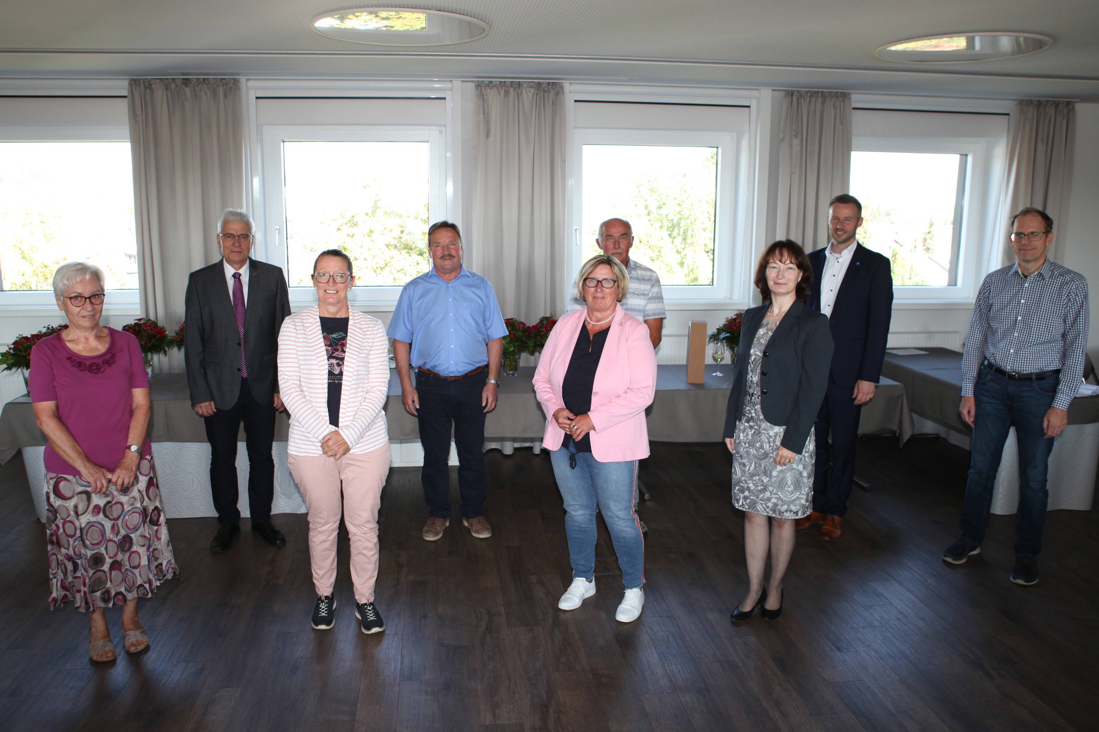 Aus dem aktiven Dienst schieden aus (von links) Regina Weber, Anton Bartenschlager, Margaretha Morrone, Alfred Böhm, Marianne Mayer und Karl Gerle. Mit im Bild: Personalchefin Ingrid Arnold, Landrat Alex Eder und Personalratsvorsitzender Frank Rattel. Foto: Eva Büchele/Landratsamt Unterallgäu