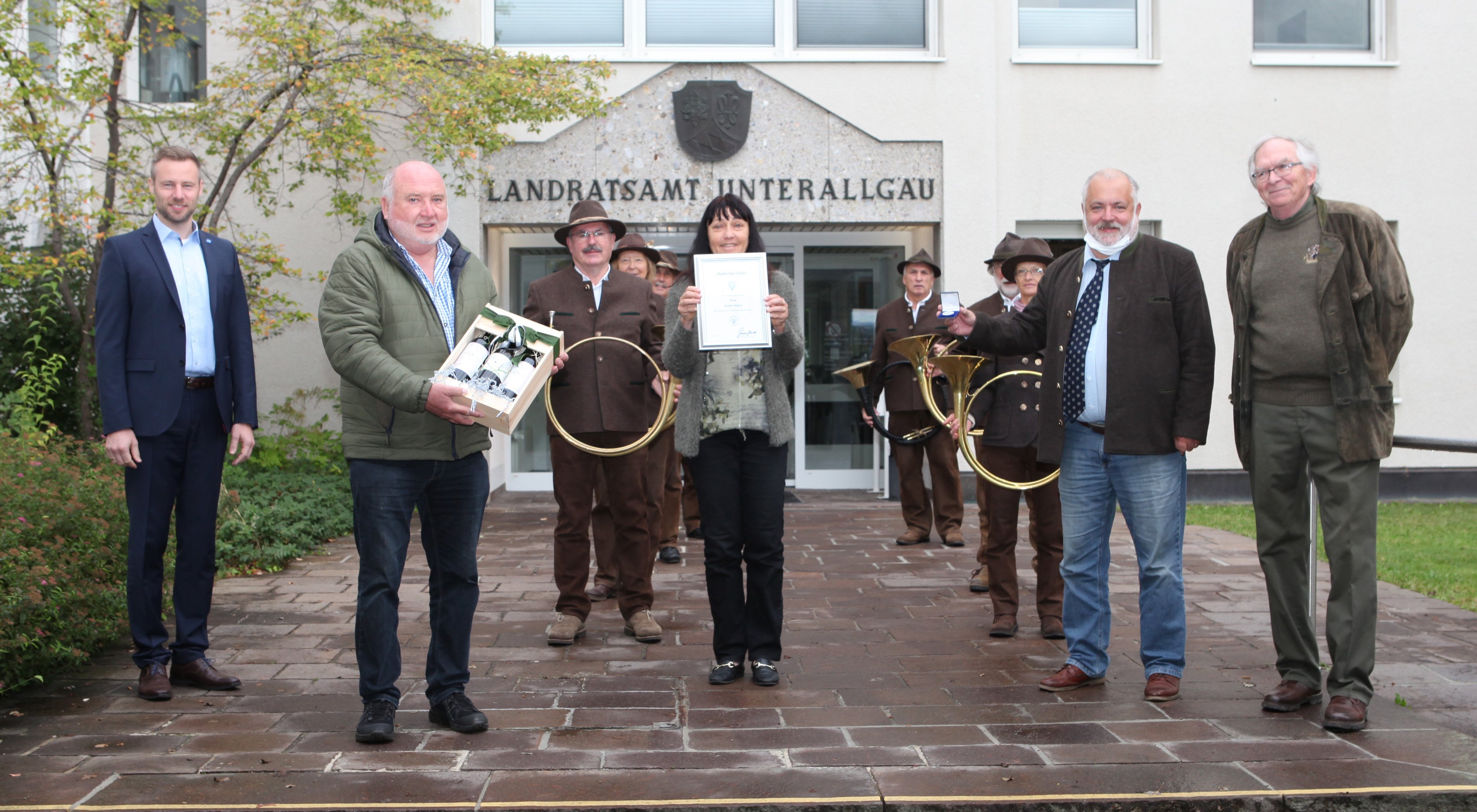 Im Bild in der vorderen Reihe von links: Landrat Alex Eder, Josef Merkl, stellvertretender Vorsitzender Kreisgruppe Memmingen, Sonja Stäger von der unteren Jagdbehörde, Andreas Ruepp, Vorsitzender der Kreisgruppe Memmingen, und Pius Kirner. Dahinter die Jagdhornbläser der Kreisgruppe Memmingen. Foto: Eva Büchele/Landratsamt Unterallgäu