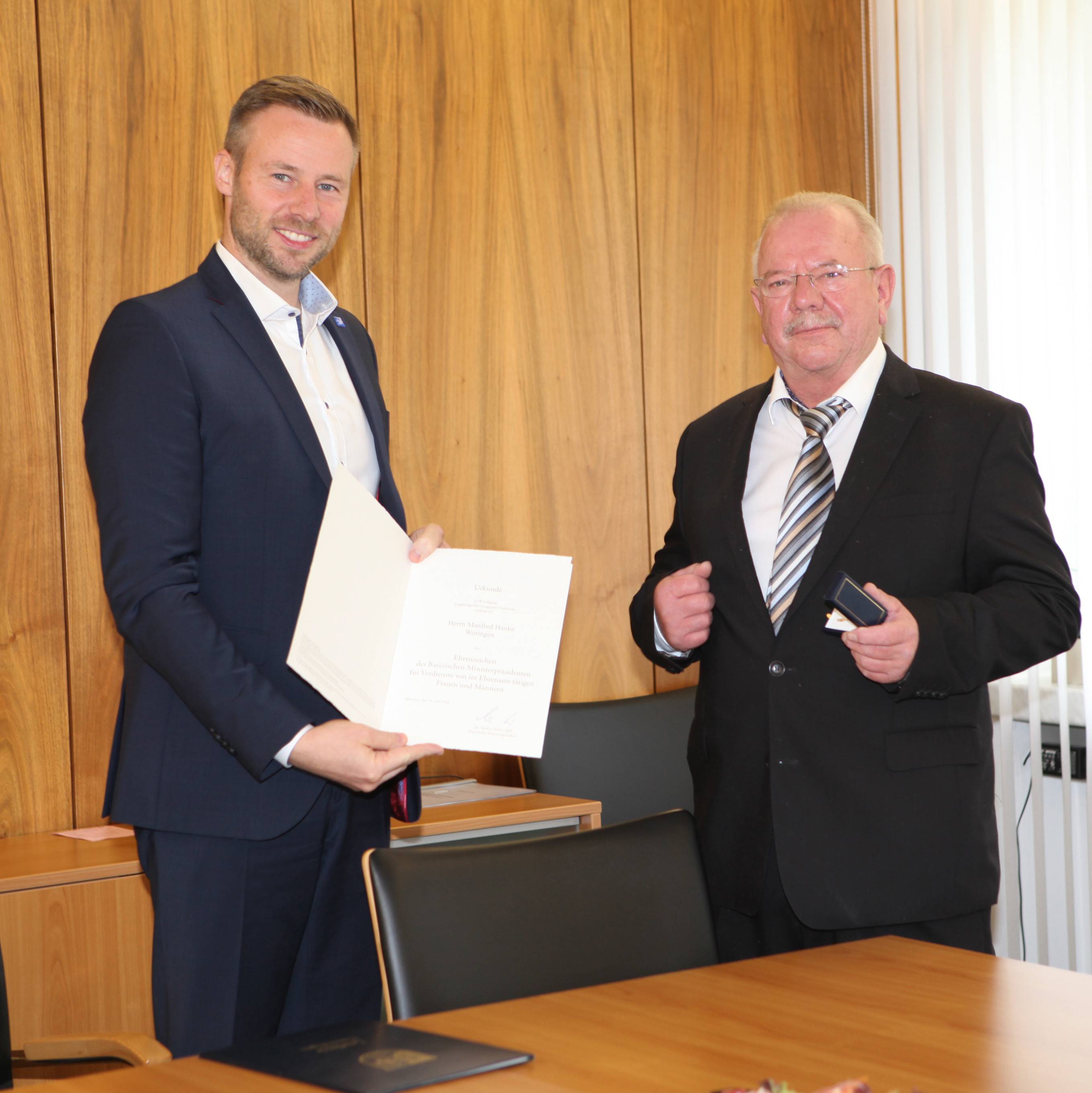 Landrat Alex Eder überreichte Manfred Hanka aus Woringen (im Bild rechts) das Ehrenzeichen des Ministerpräsidenten. Foto: Eva Büchele/Landratsamt Unterallgäu