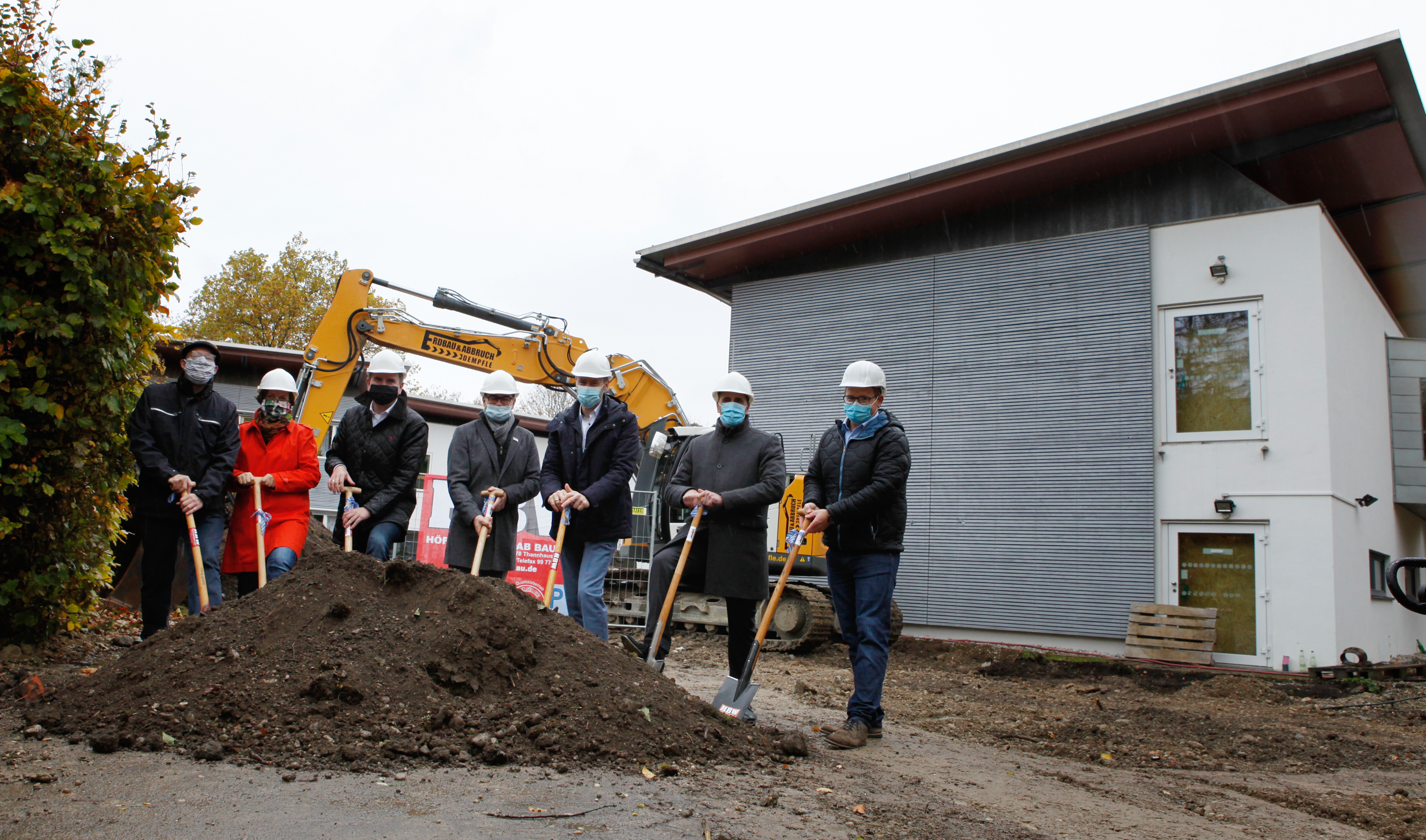 Die Architekten Clemens und Anke Schneider, Bad Wörishofens Bürgermeister Stefan Welzel, Christian Wohlrab von der Baufirma HBW, Landrat Alex Eder, Ara Gharakhanian (Leiter der Senioreneinrichtungen des Landkreises) und Thomas Burghard (Leiter des Sachgebiets Hochbau am Landratsamt). 					Foto: Stefanie Vögele/Landratsamt Unterallgäu