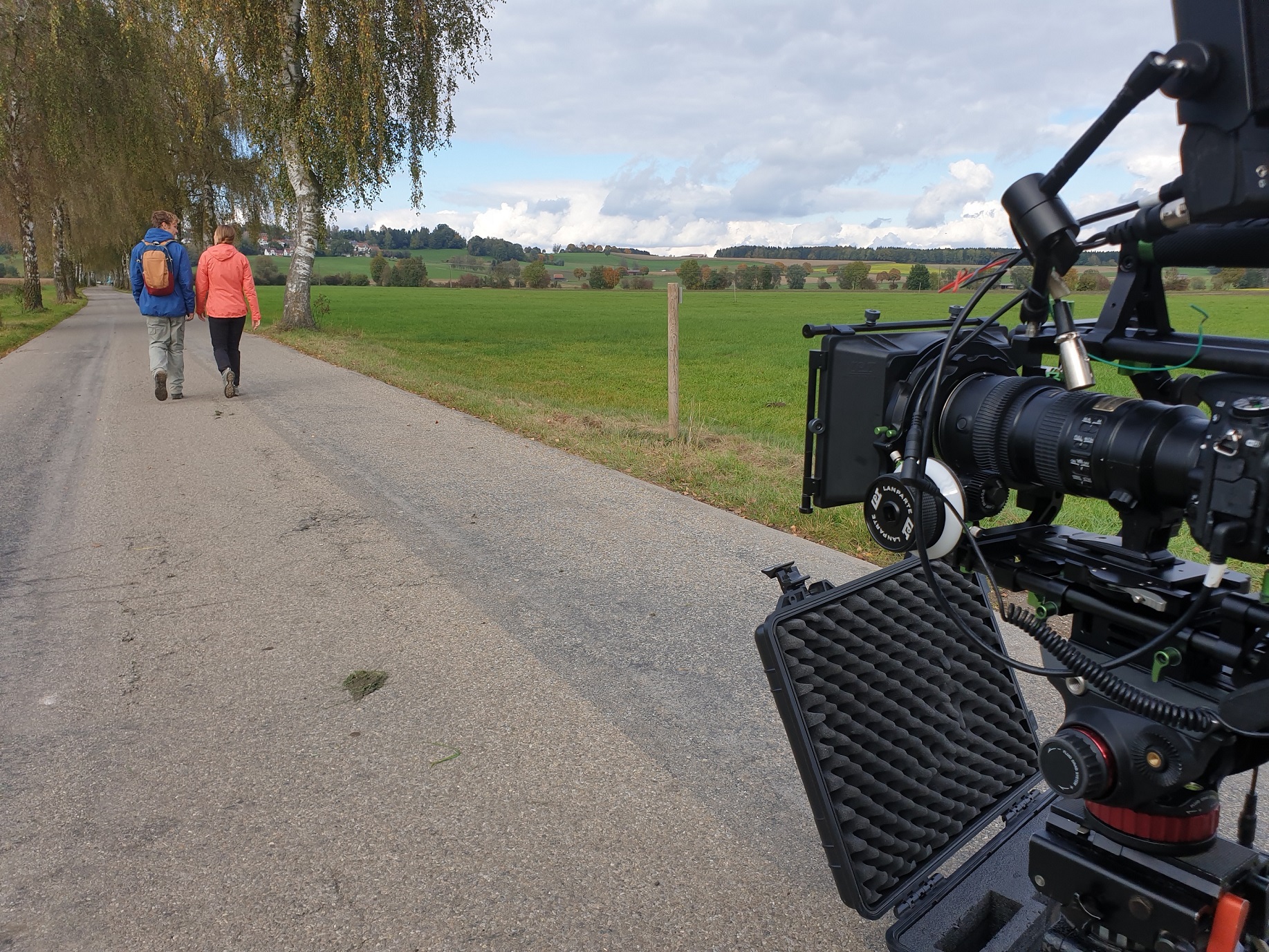 2021 sollen die Glückswege offiziell eröffnet werden - dazu wird es auch einen Imagefilm geben. Das Foto entstand beim Dreh. Foto: Tobias Klöck/Landratsamt Unterallgäu