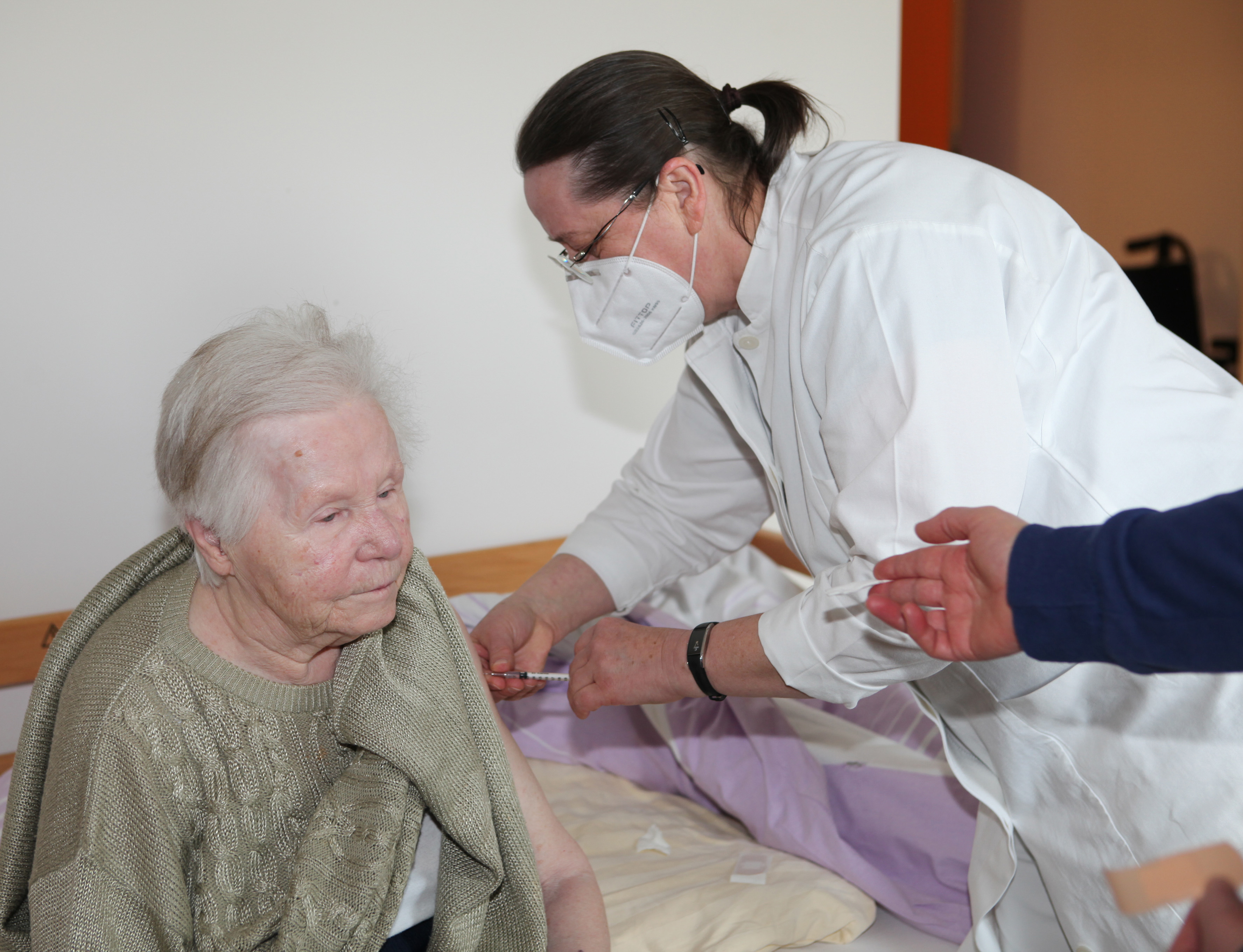 Johanna Bondroit war eine der ersten Personen im Landkreis Unterallgäu, die von Ärztin Helena Frankota geimpft wurde. Foto: Eva Büchele/Landratsamt Unterallgäu