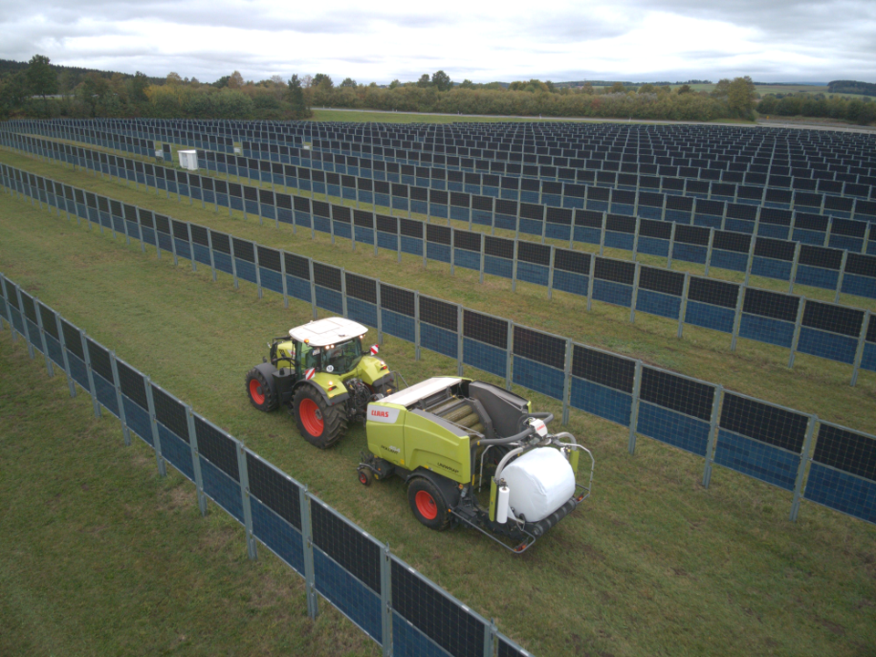 Zum Bild: So könnte eine Agri-Photovoltaikanlage aussehen. Foto: Next2Sun