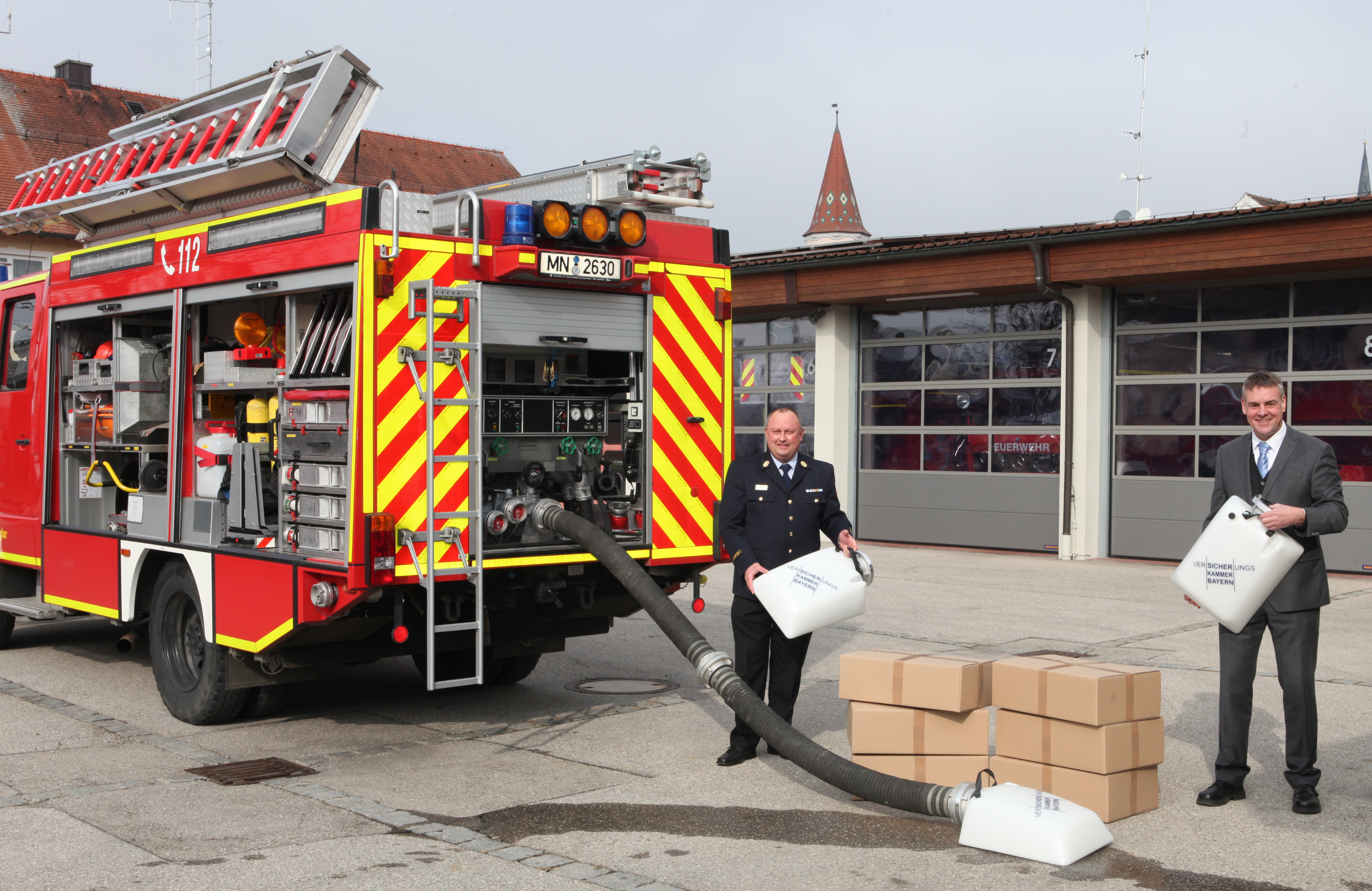 Die Versicherungskammer Bayern hat den Unterallgäuer Feuerwehren 14 Schwimmsauger im Wert von 7000 Euro gespendet. Diese übergab Florian Ramsl, Referent für Feuerwehrförderung bei der Versicherungskammer (im Bild rechts), an Kreisbrandrat Alexander Möbus (im Bild links).  Foto: Eva Büchele/Landratsamt Unterallgäu