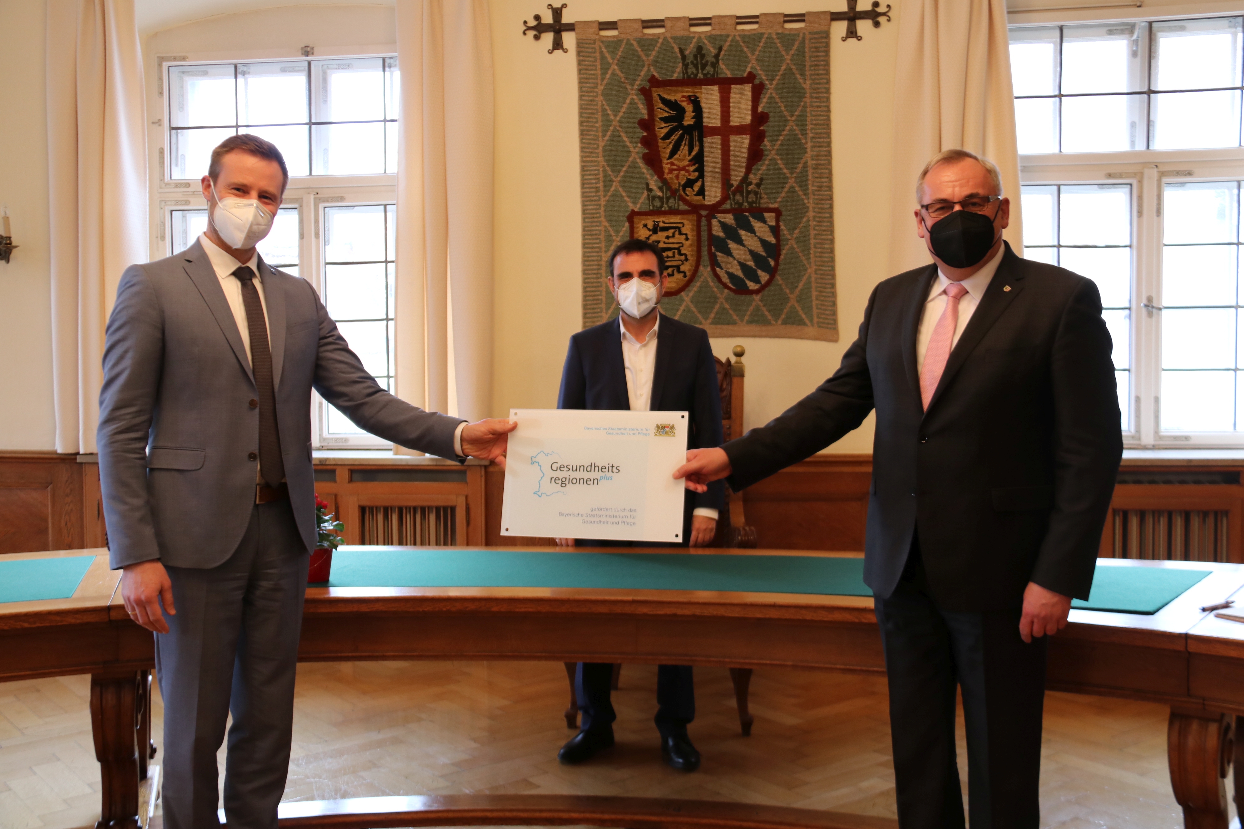 Landrat Alex Eder (links), Minister Klaus Holetschek (Mitte) und Oberbürgermeister Manfred Schilder (rechts) bei der Übergabe des Förderbescheids im Memminger Rathaus. Foto: Manuela Frieß/Stadt Memmingen