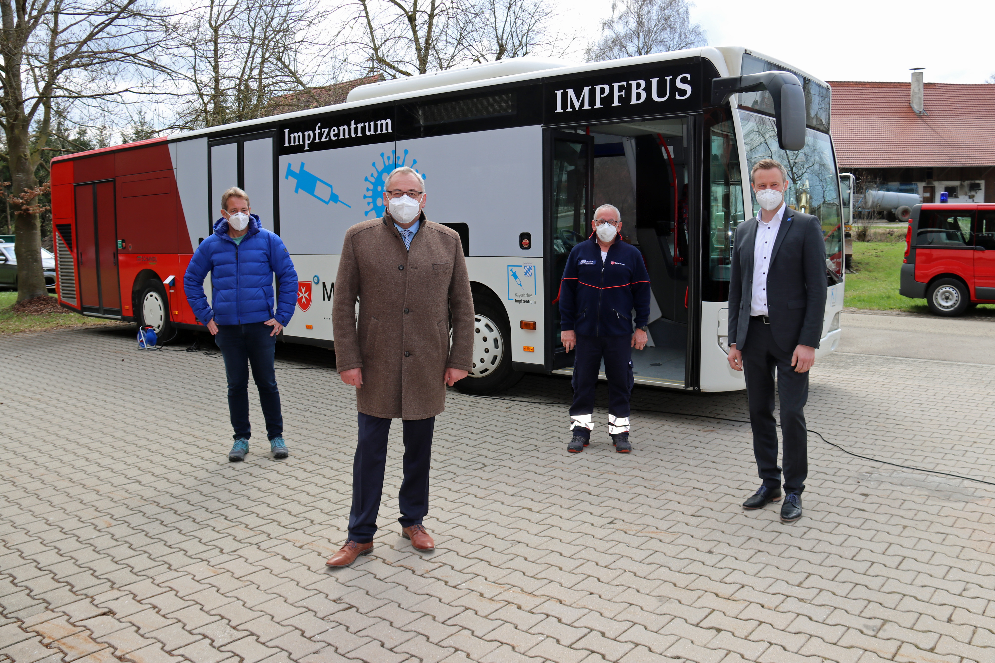 Der Impfbus der Impfzentren der Stadt Memmingen und des Landkreises Unterallgäu ist gestartet. Beim ersten Einsatz des Impfbusses in Dickenreishausen (von links): Dr. Hardy Götzfried, ärztlicher Leiter des Impfzentrums Memmingen, Oberbürgermeister Manfred Schilder, Bruno Ollech, stv. Bezirksgeschäftsführer des Malteser Hilfsdiensts und Landrat Alex Eder. Foto: Alexandra Wehr/ Pressestelle Stadt Memmingen