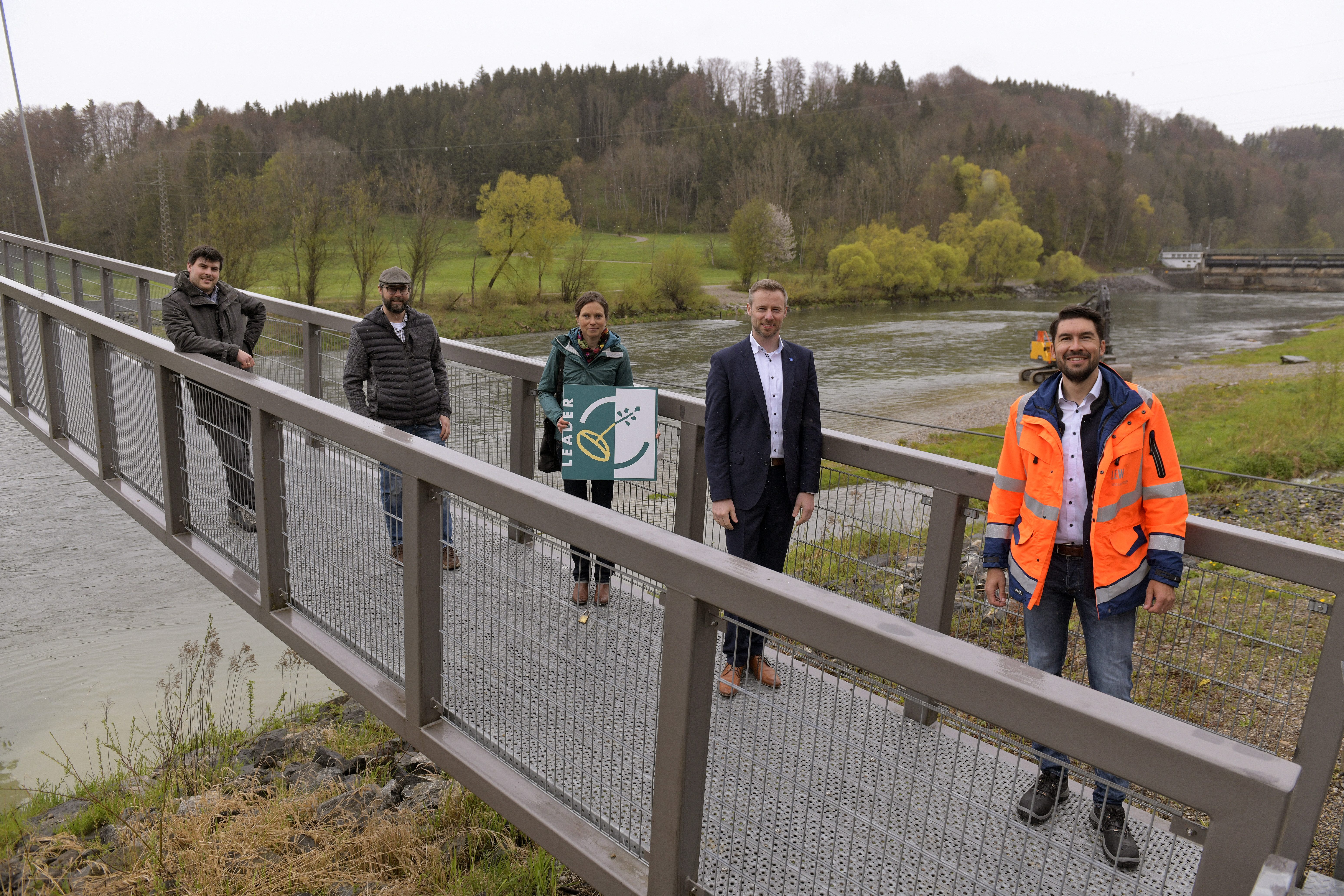 Auf dem Erlebnissteg an der Iller (von links): Tobias Klöck, Projektleiter Glückswege, Christof Endreß, Vorsitzender der LAG Oberallgäu und Bürgermeister von Blaichach, Veronika Hämmerle vom Amt für Ernährung, Landwirtschaft und Forsten in Kempten, Landrat Alex Eder und Michael Bohlinger, Geschäftsführer von LEW Wasserkraft. Foto: LEW/Bernd Feil