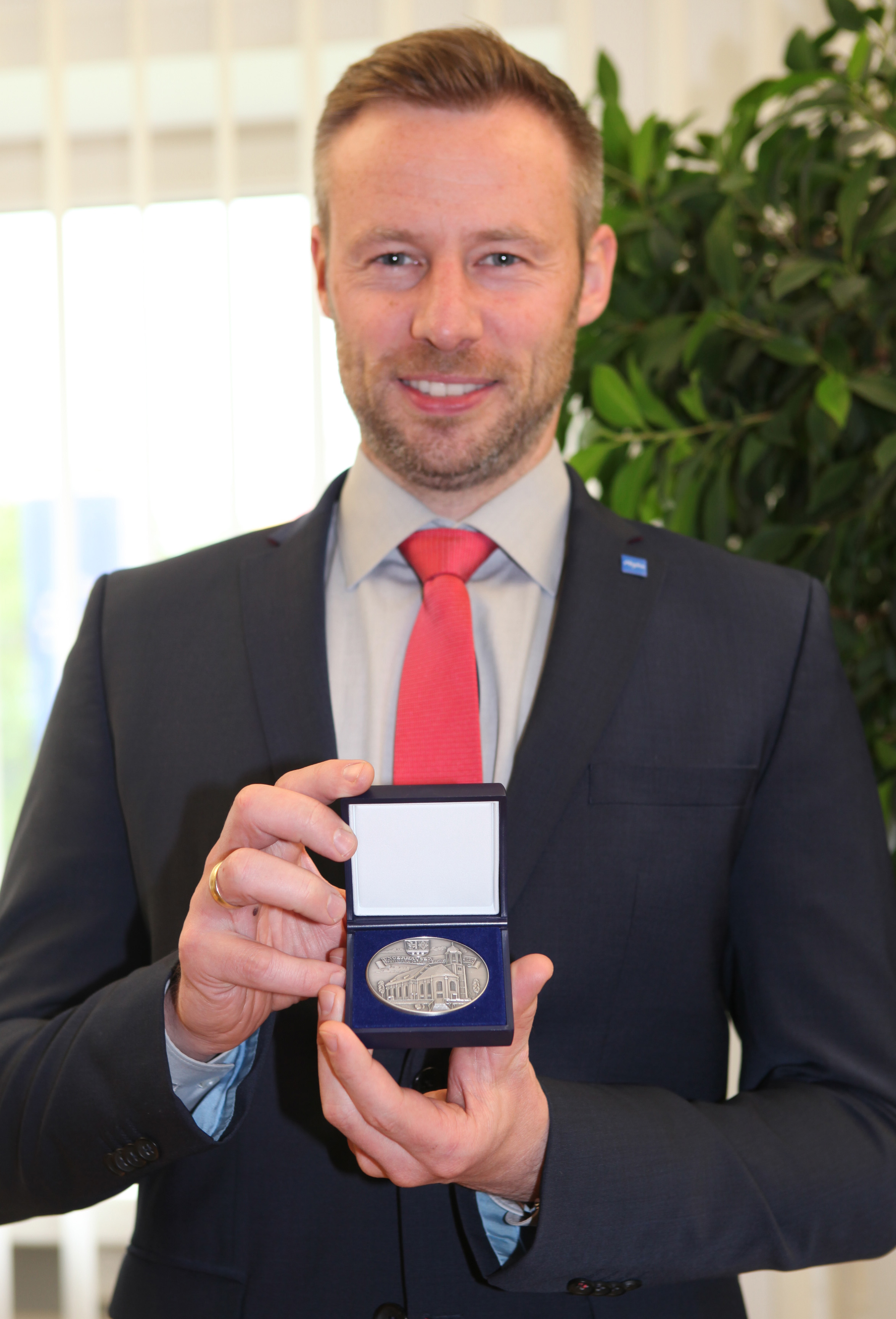 Persönlich gratulieren konnte Landrat Alex Eder den erfolgreichen Sportlern aus dem Unterallgäu heuer nicht. Die Medaille jedoch bekamen die Geehrten zugeschickt. Foto: Eva Büchele/Landratsamt Unterallgäu