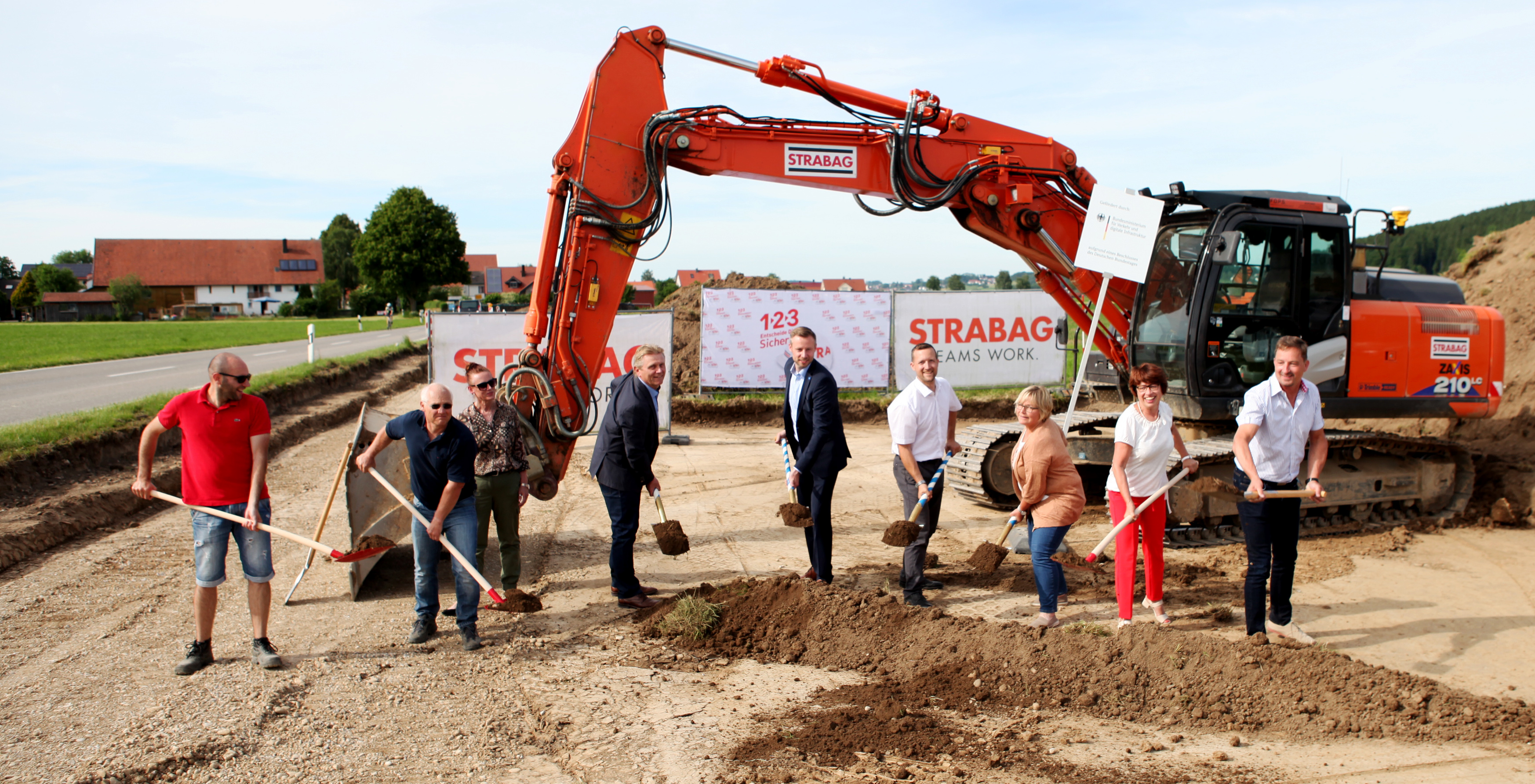 Unser Bild zeigt beim Spatenstich für den Radweg von Westerheim nach Günz: Cezar Lupu, Stefan Gerstenberg und Karin Thiele-Doster von der Firma Strabag, Tiefbauamtsleiter Walter Pleiner, Landrat Alex Eder, Johannes Rauner von der Regierung von Schwaben, Westerheims Zweite Bürgermeisterin Sylvia Vogel, Bürgermeisterin Christa Bail und Arnulf Pucher von Strabag (von links). 
Foto: Sylvia Rustler/Landratsamt Unterallgäu 
