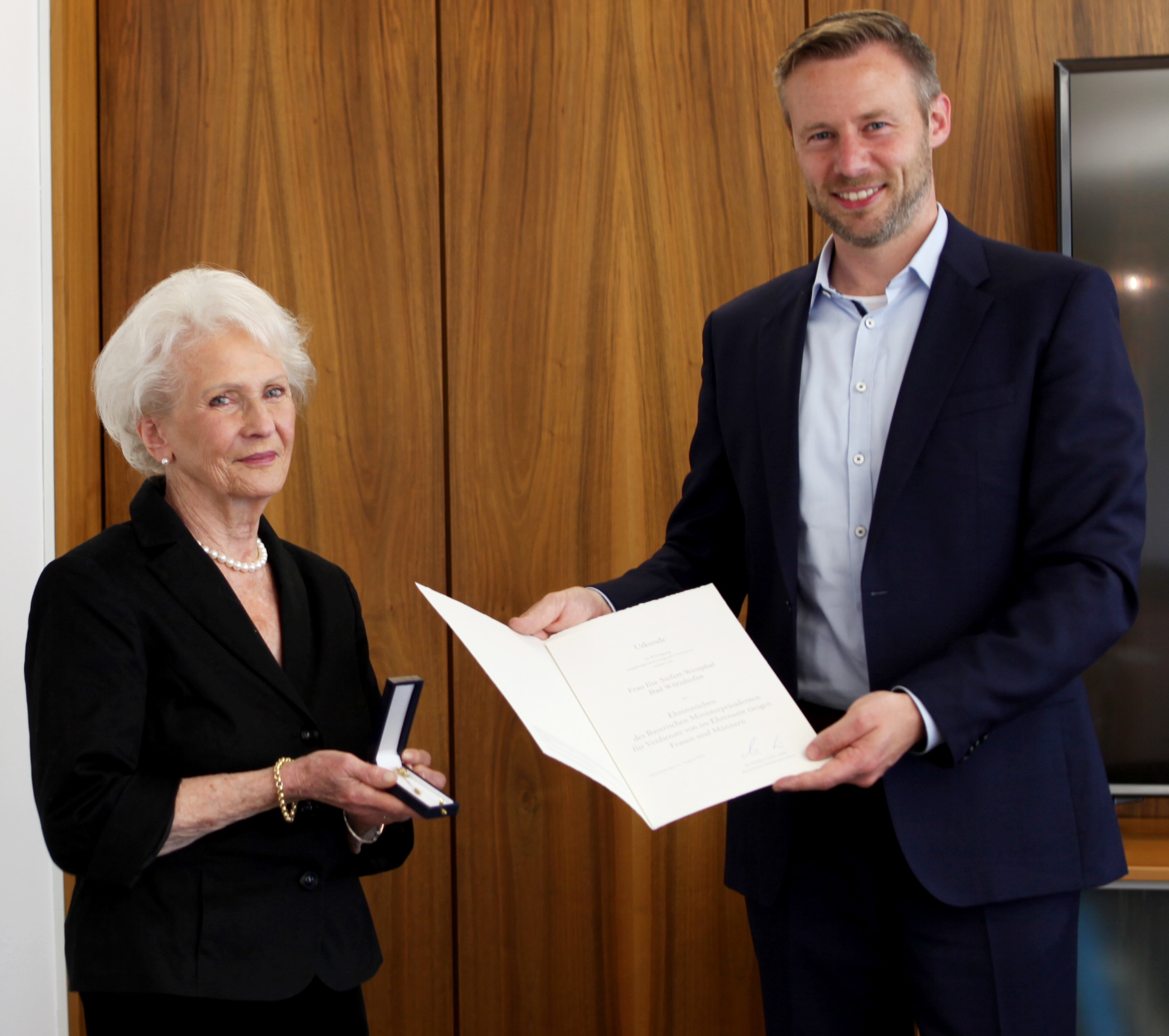 Landrat Alex Eder überreiche Ilse Siefert-Westphal das Ehrenzeichen des Ministerpräsidenten.
Foto: Brigitte Neumeier/Landratsamt Unterallgäu 
