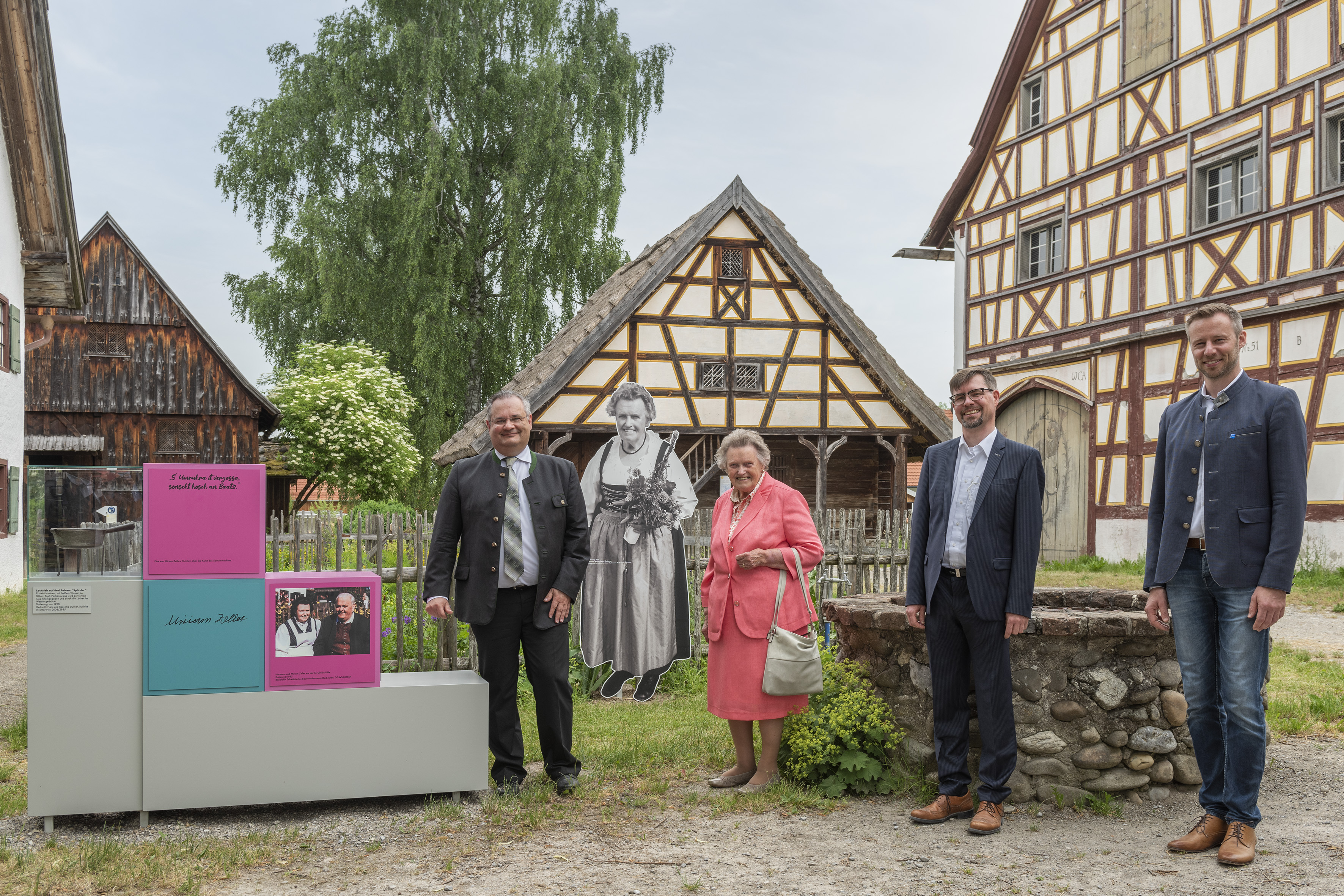 Im Beisein der Schirmherrin Miriam Zeller, die in der Ausstellung auch portraitiert wird, eröffneten (von links) Edgar Rölz, Stellvertreter des Bezirkstagspräsidenten, Museumsleiter Dr.-Ing. Bernhard Niethammer und der Unterallgäuer Landrat Alex Eder die Sonderausstellung "FrauenGestalten" im Schwäbischen Bauernhofmuseum Illerbeuren. 
Bild: Schwäbisches Bauernhofmuseum
