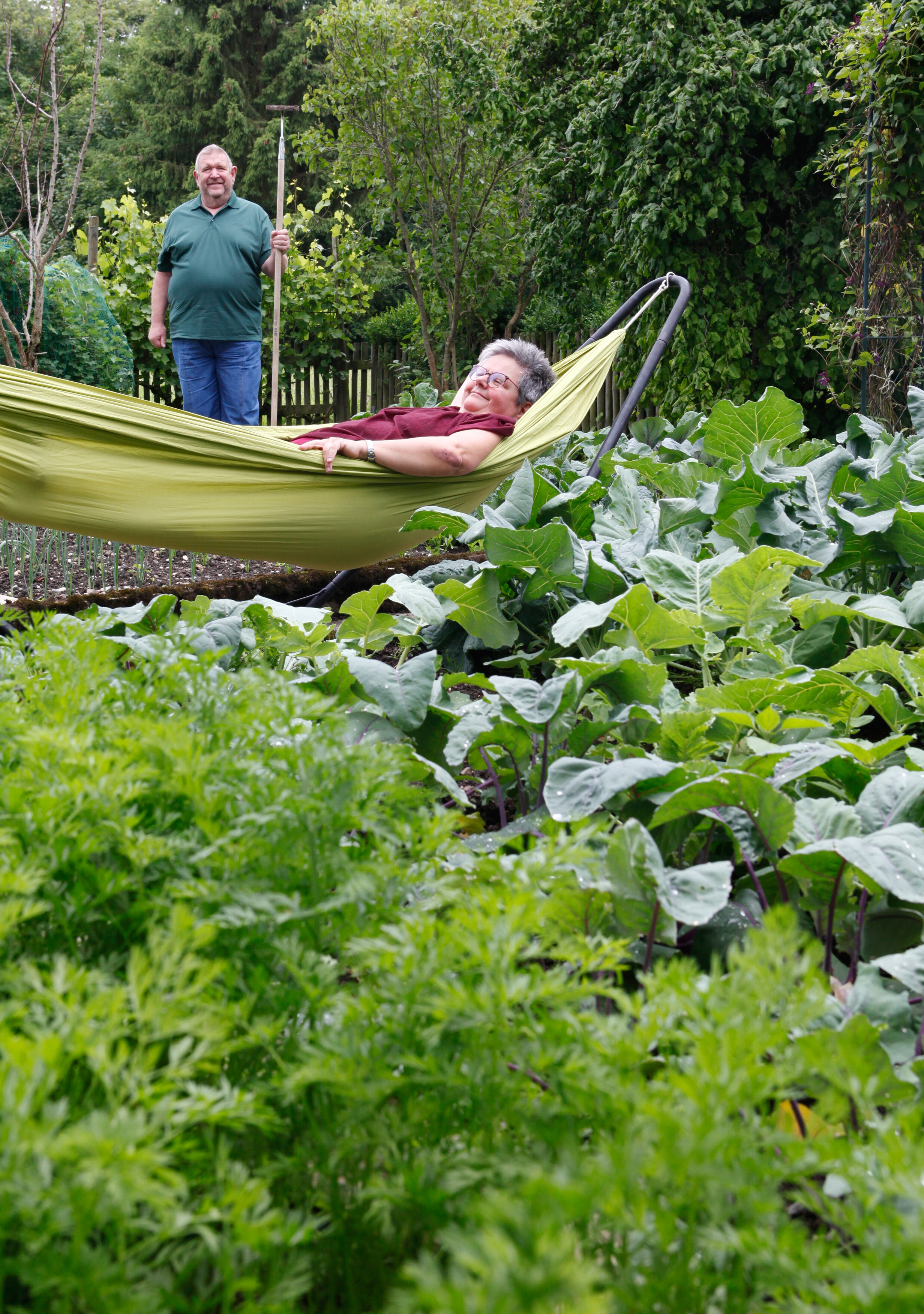 Franz und Karin Henkel aus Bad Wörishofen sind die diesjährigen Unterallgäuer Gartenbotschafter. Trotz der Größe ihres Gemüsegartens finden die beiden Zeit, diesen zu genießen - zum Tag der Hängematte am 22. Juli auch in eben dieser. Foto: Stefanie Vögele/Landratsamt Unterallgäu