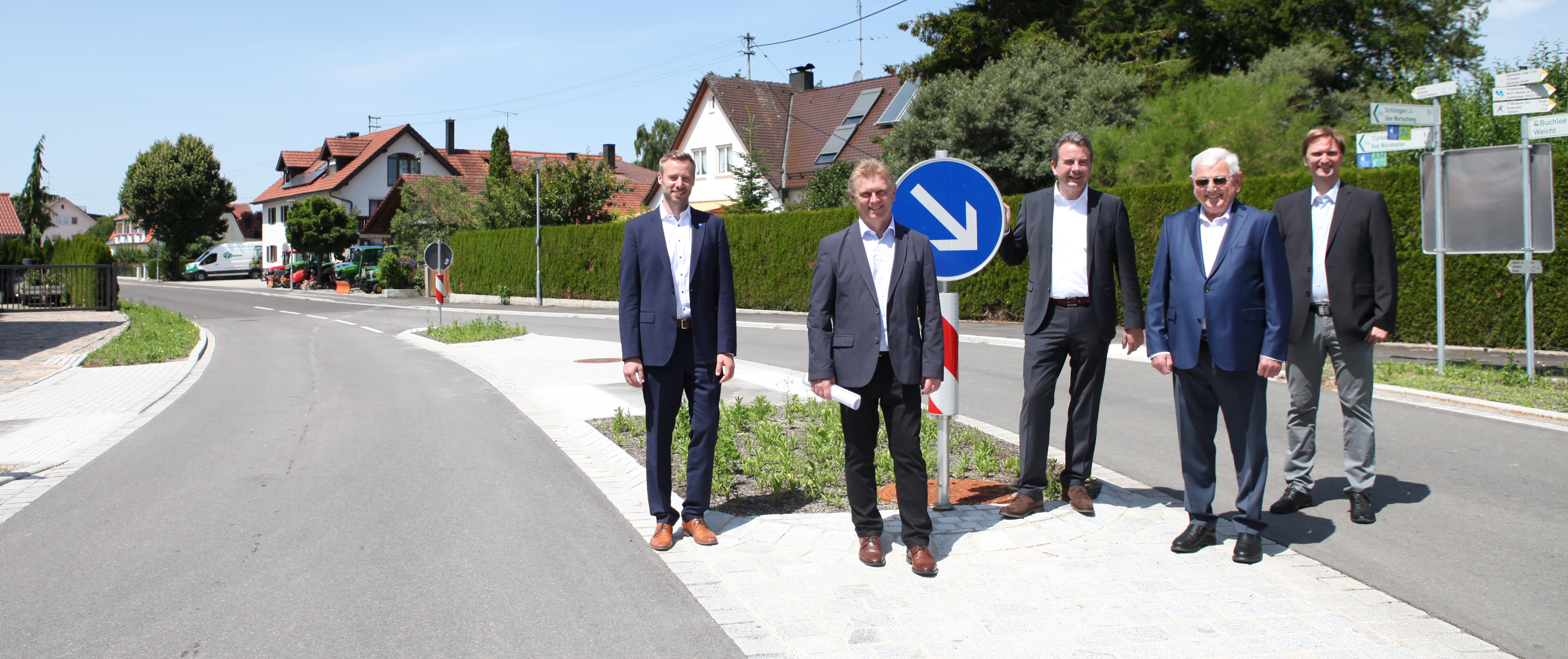 Freuten sich bei der Verkehrsfreigabe über die frisch sanierte Ortsdurchfahrt von Stockheim: Landrat Alex Eder, Tiefbauamtsleiter Walter Pleiner, Bürgermeister Stefan Welzel, Peter Groll von der Firma Kutter und Christoph Graf vom Amt für Ländliche Entwicklung Schwaben (von links).
Foto: Sylvia Rustler/Landratsamt Unterallgäu 
