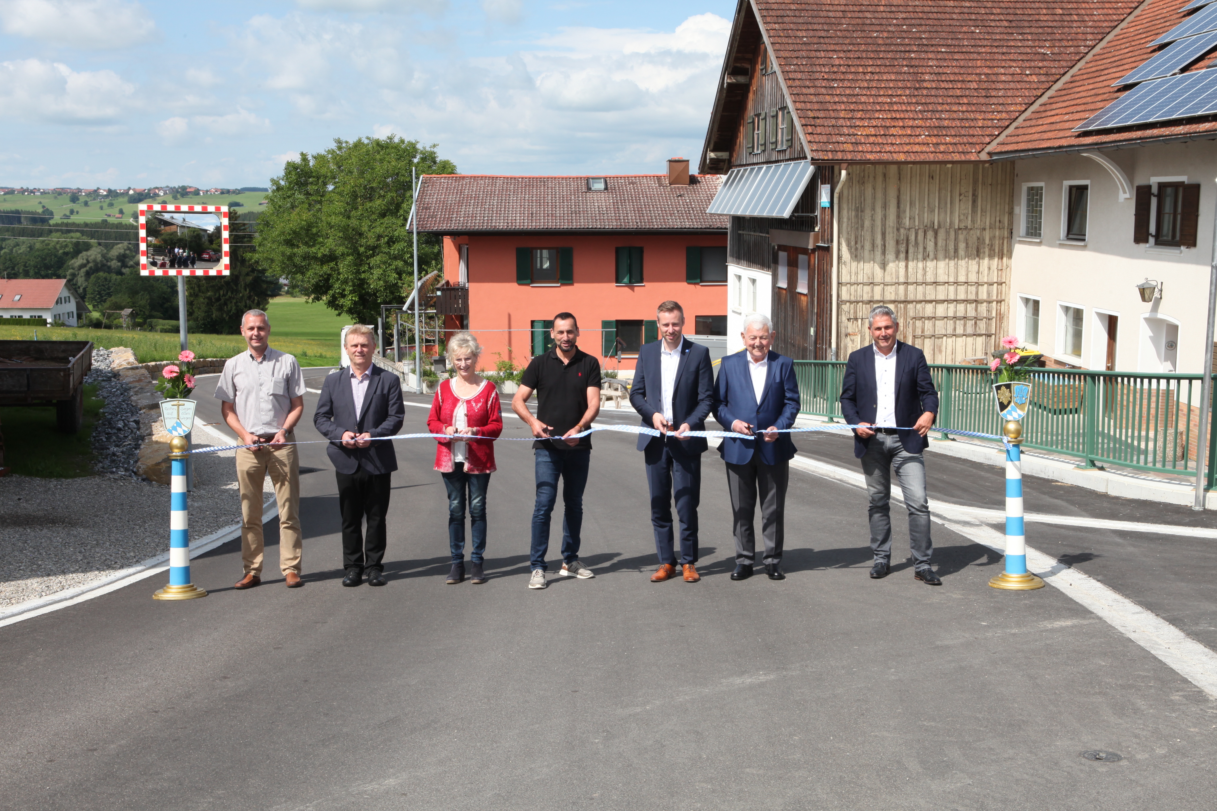 Im Bild (von links): Karl-Heinz Eierle und Walter Pleiner vom Sachgebiet Tiefbau am Landratsamt Unterallgäu, Bürgermeisterin Marlene Preißinger und ihr Stellvertreter Gerhard Groß, Landrat Alex Eder, Peter Groll und Jürgen Rogg, beide von der Firma Kutter. Foto: Eva Büchele/Landratsamt Unterallgäu