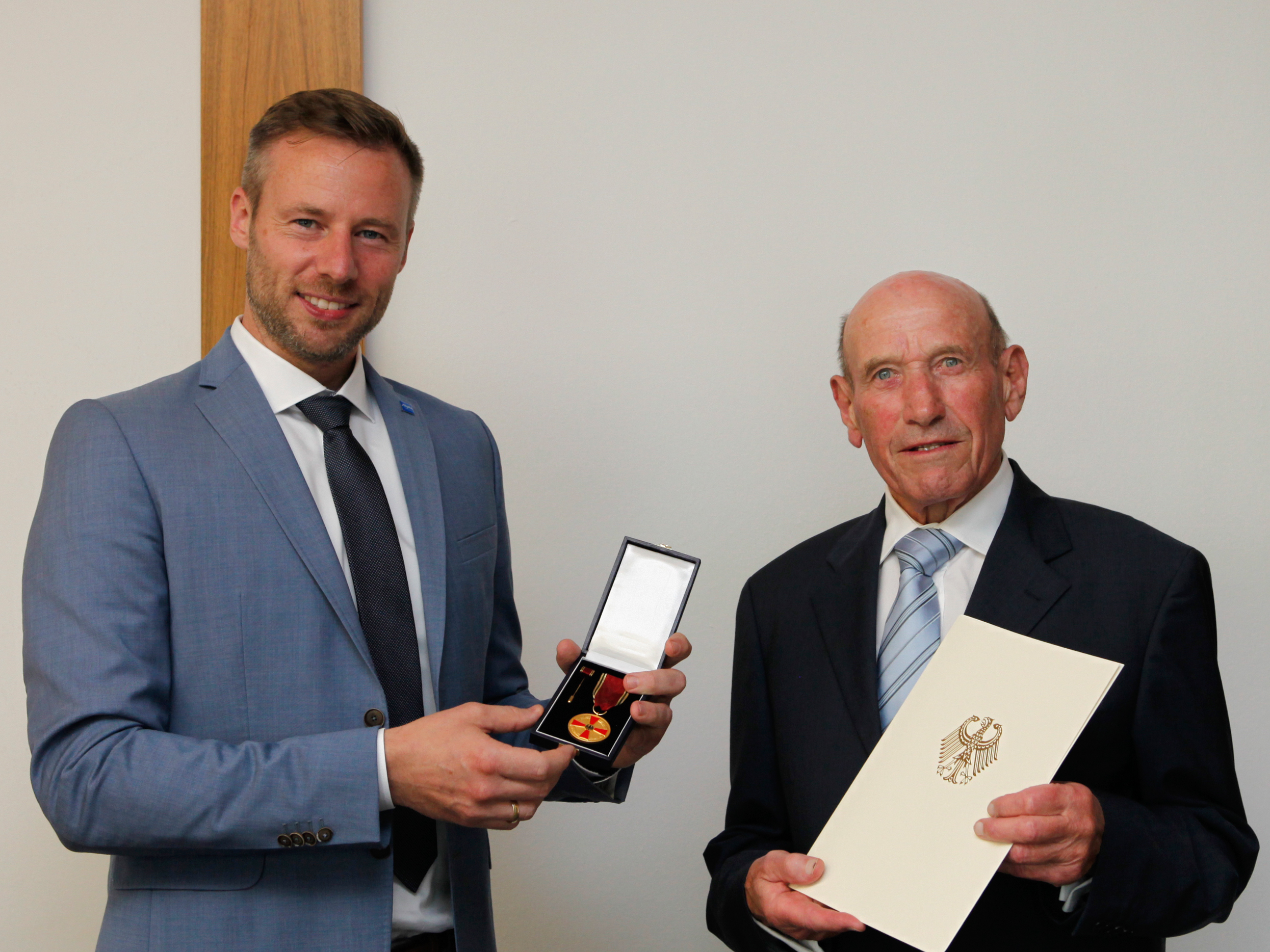 Zum Bild: Landrat Alex Eder (links) hat August Filser aus Bad Wörishofen jetzt im Namen des Bundespräsidenten mit der Verdienstmedaille des Verdienstordens der Bundesrepublik Deutschland ausgezeichnet. Foto: Stefanie Vögele/Landratsamt