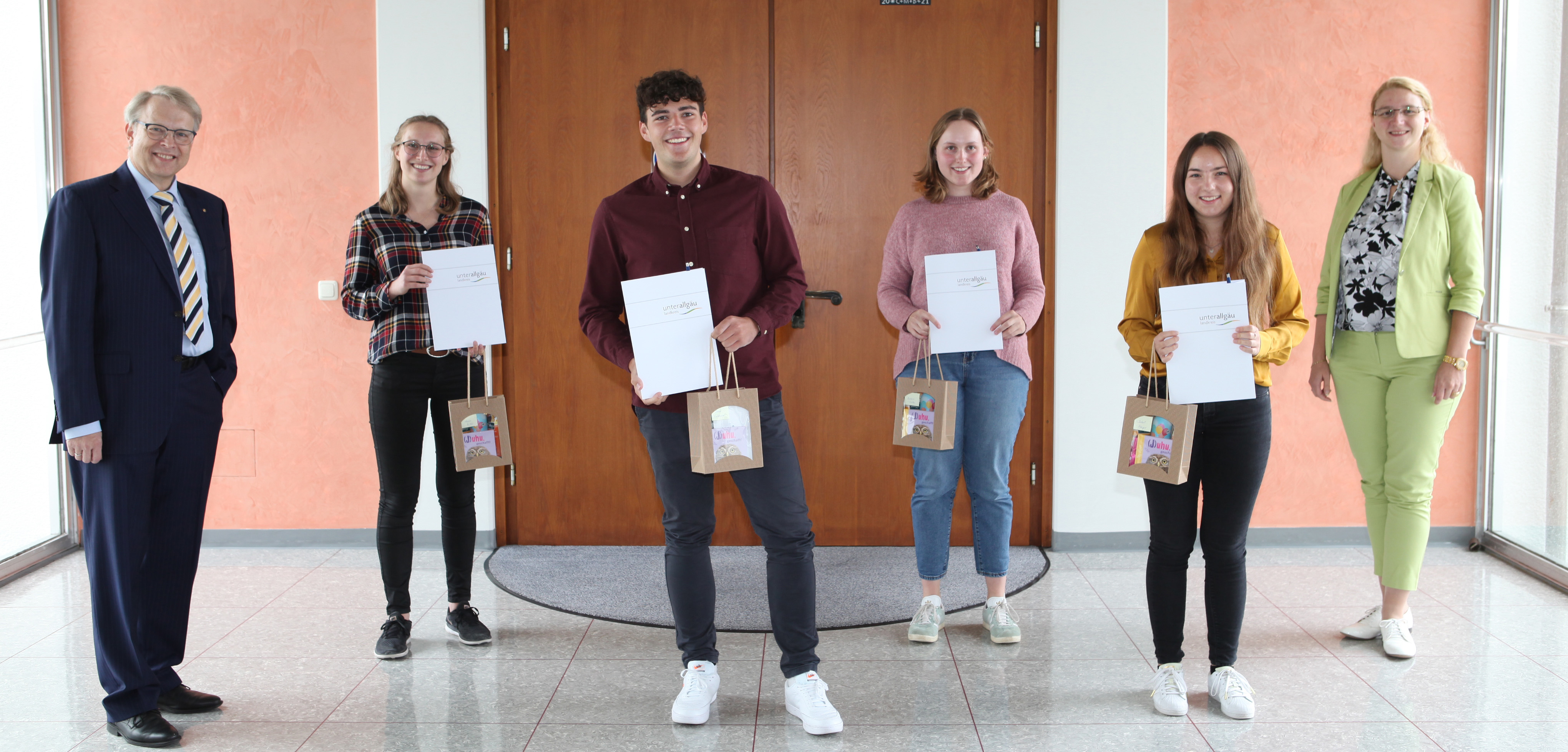 Stellvertretender Landrat Dr. Stephan Winter (links) gratulierte den Verwaltungsfachangestellten Hanna Müller, David Lochbrunner, Barbara Fricke und Isabell Mayr zum Abschluss ihrer Ausbildung am Landratsamt Unterallgäu. Den Glückwünschen schloss sich Ausbildungsleiterin Melanie Seitz (rechts) an. Foto: Eva Büchele/Landratsamt Unterallgäu