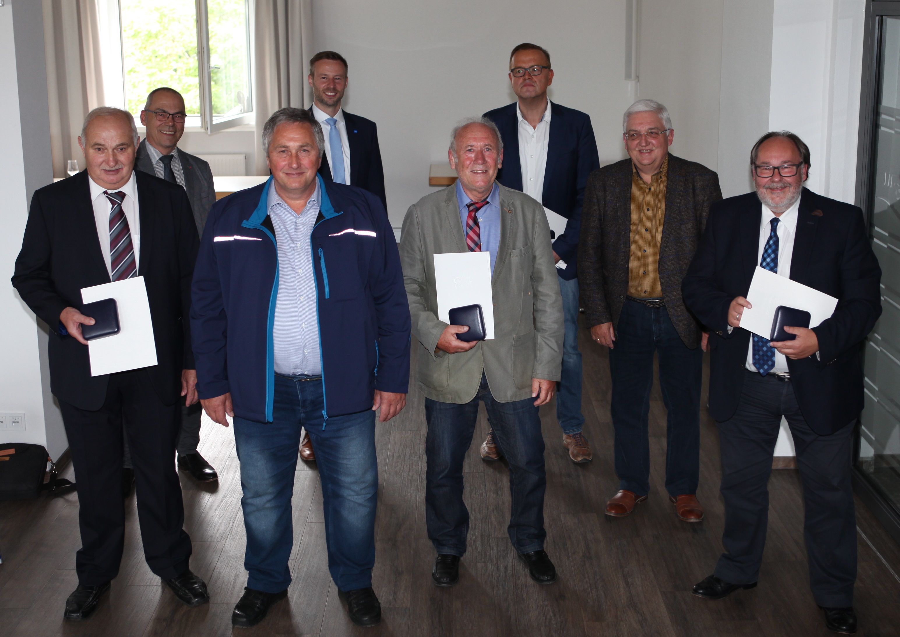 Von links: Erwin Hefele mit Bürgermeister Jürgen Tempel, Andreas Scheitle, Landrat Alex Eder, Alfred Grözinger, Frank Irsigler, Alois Mayer und Ulrich Plukas. Fotos: Eva Büchele/Landratsamt Unterallgäu