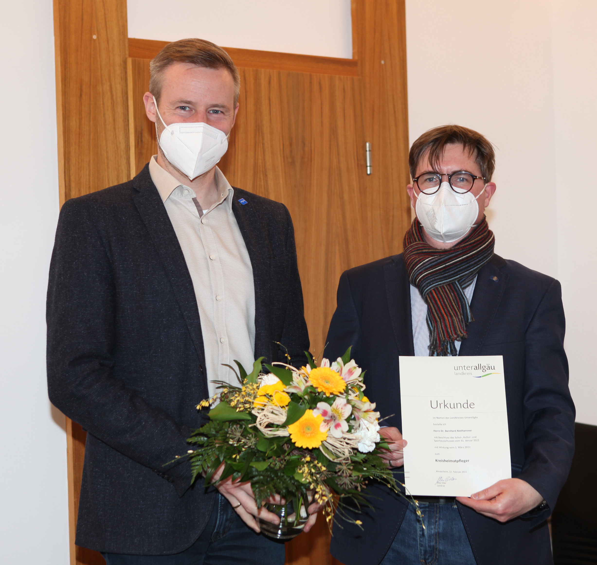 Landrat Alex Eder (links) überreichte Bernhard Niethammer die Ernennungsurkunde zum Kreisheimatpfleger. Foto: Eva Büchele/Landratsamt Unterallgäu