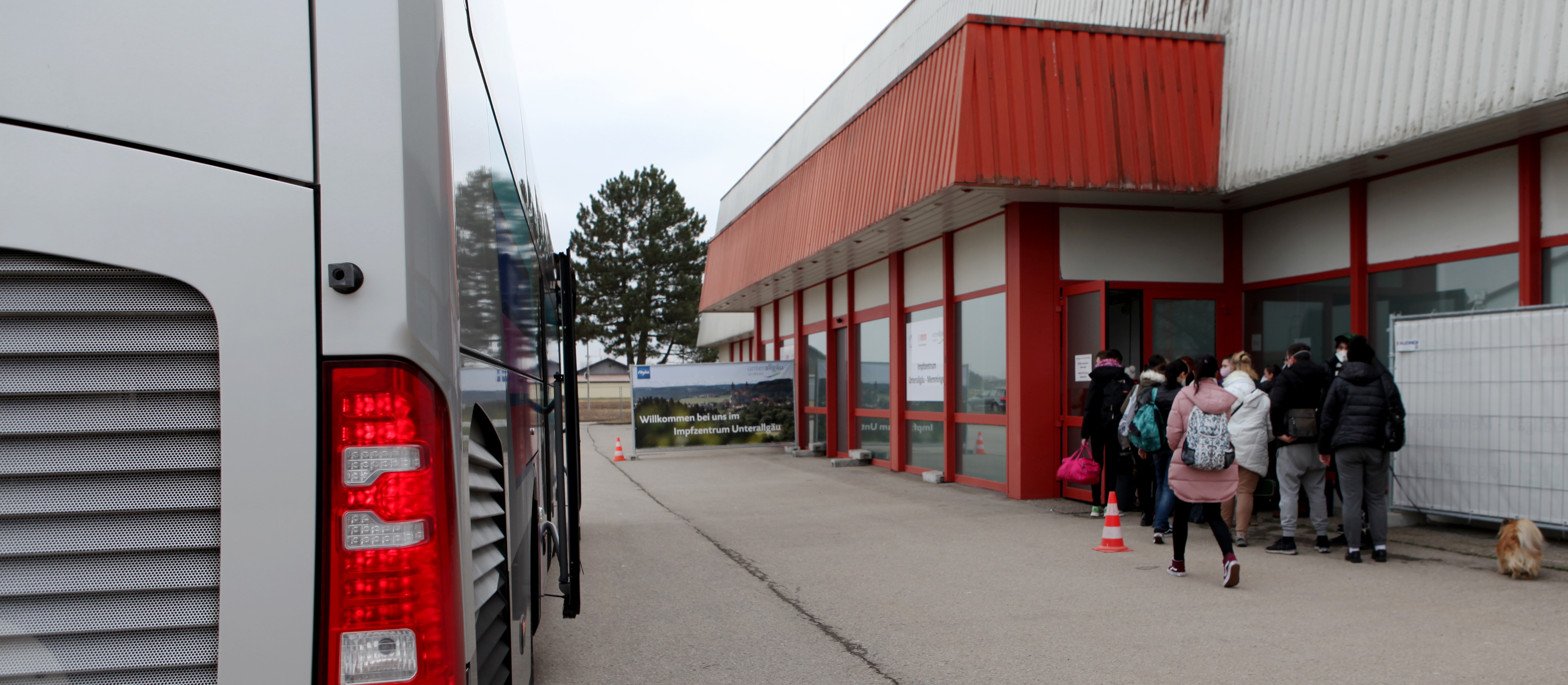 Der erste Bus mit Kriegsflüchtlingen aus der Ukraine ist an der Notunterkunft in Bad Wörishofen angekommen.