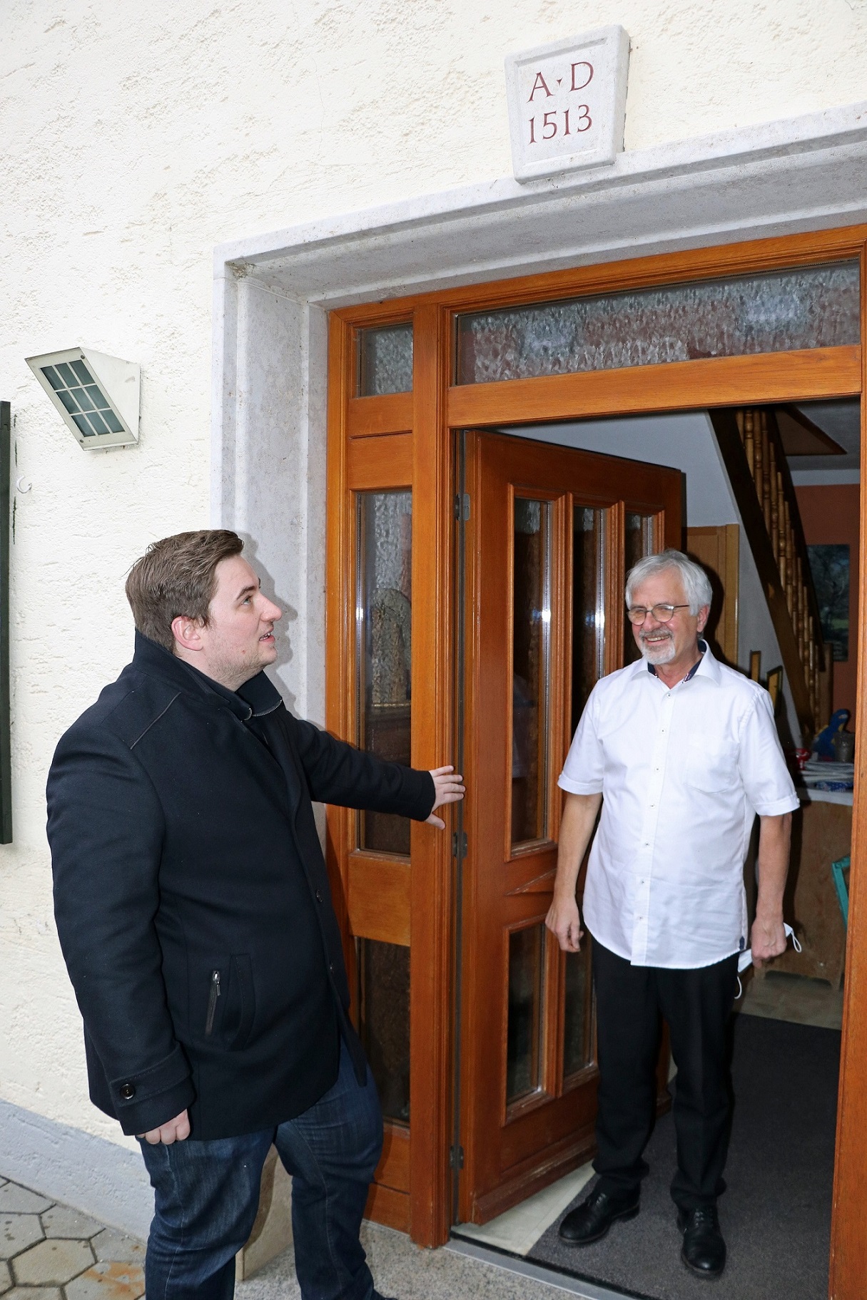 Beim Gebäude-Check im Haus von Franz Haugg (rechts) begutachtete Energieberater Andreas Wild (links) auch die Haustür. Fotos: Manuel Allgaier/eza!