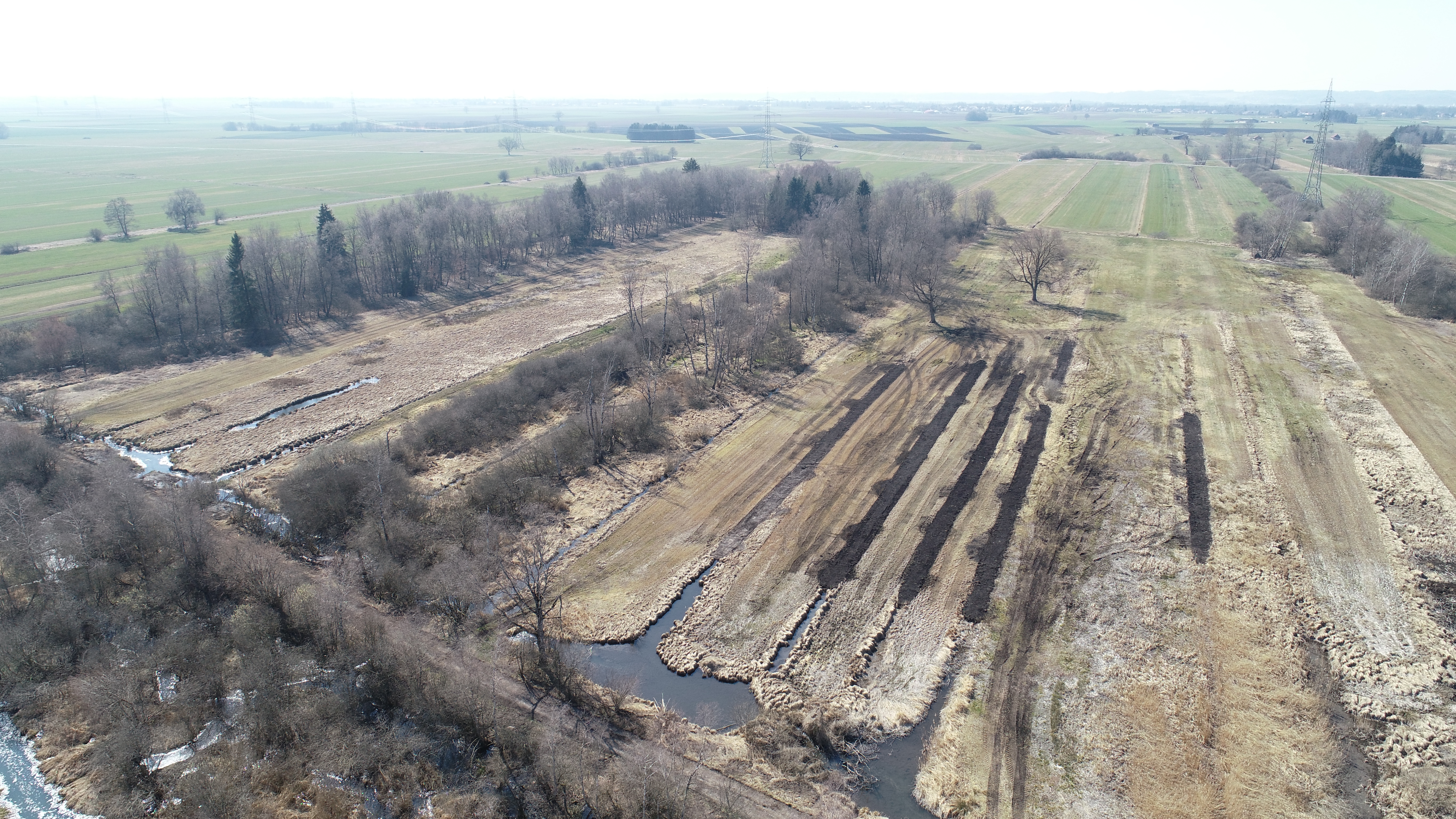 Im Booser Ried wurden Entwässerungsgräben mit frischem Torf gefüllt.	Foto: Maximilian Simmnacher/Landratsamt Unterallgäu 