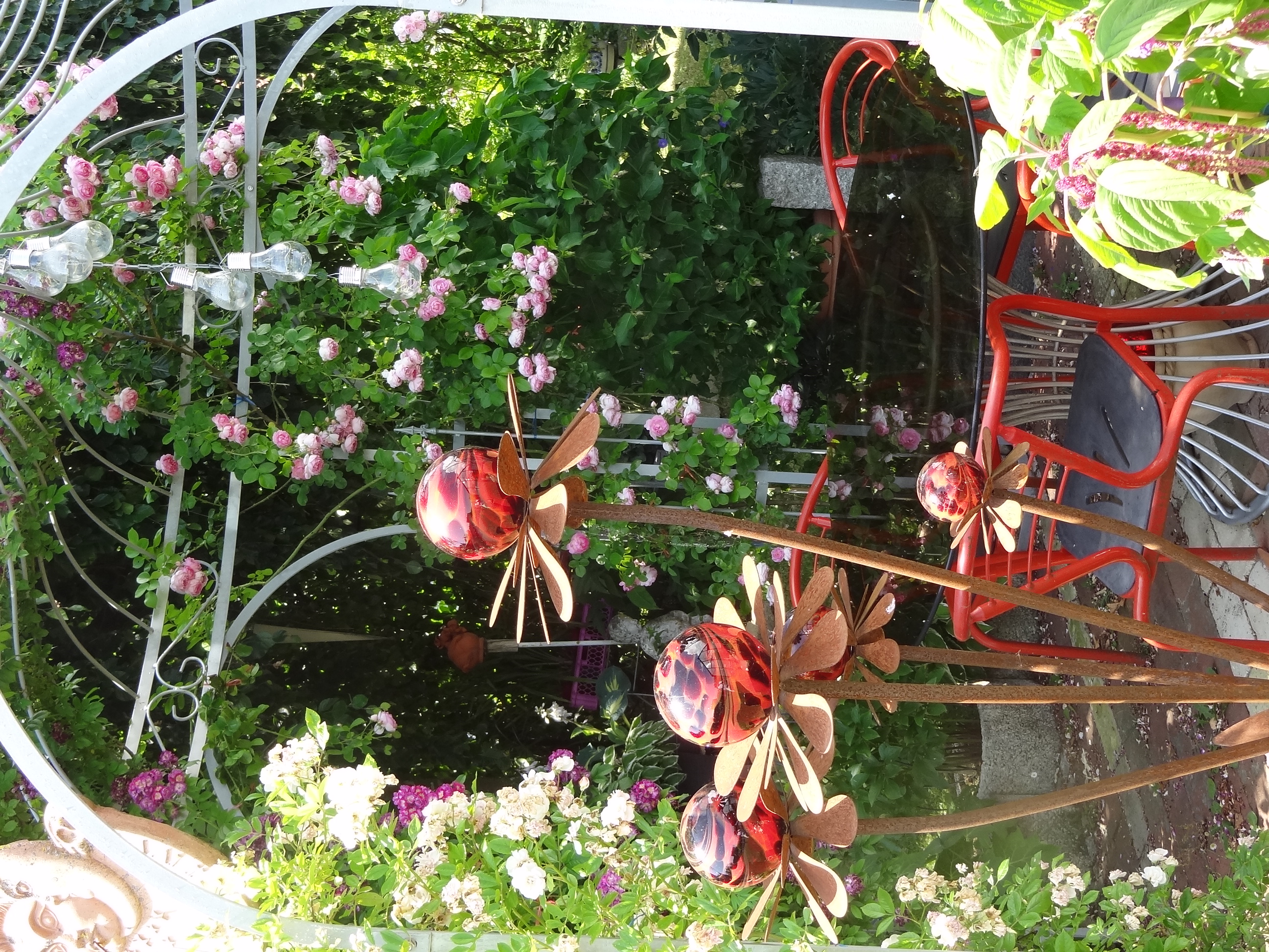 „Hereinspaziert“ heißt es beim „Tag der offenen Gartentür“ - Besucher können sich über die vielfältigen Möglichkeiten der Gartengestaltung informieren. Bis 1. Oktober kann man sich für die Teilnahme bewerben.  Foto: Markus Orf/Landratsamt Unterallgäu