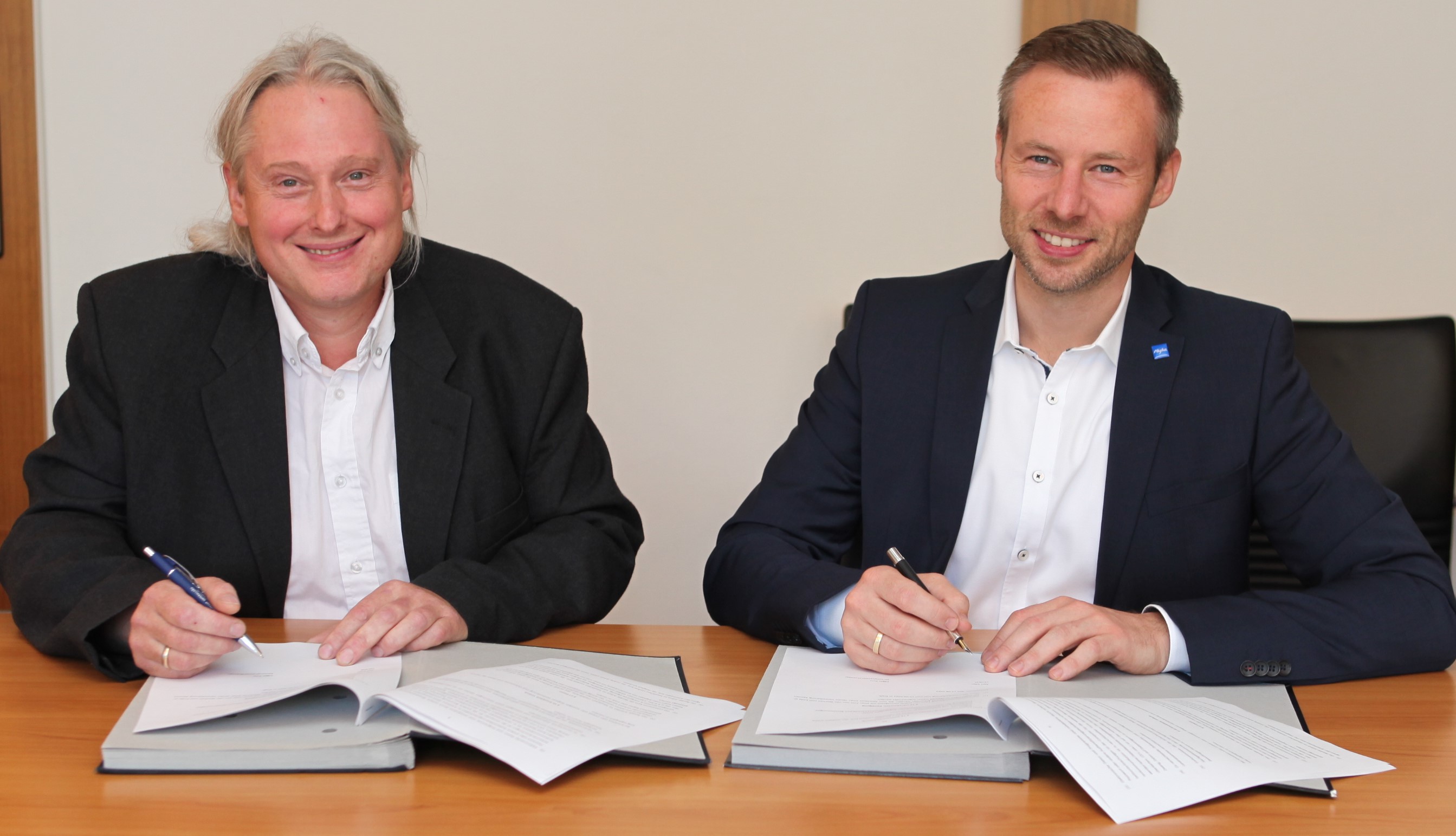 Landrat Alex Eder und Personalratsvorsitzender Edgar Putz (links) unterzeichnen die neue Dienstvereinbarung „Flexibles Arbeiten“. 
Foto: Sylvia Rustler/Landratsamt Unterallgäu 
