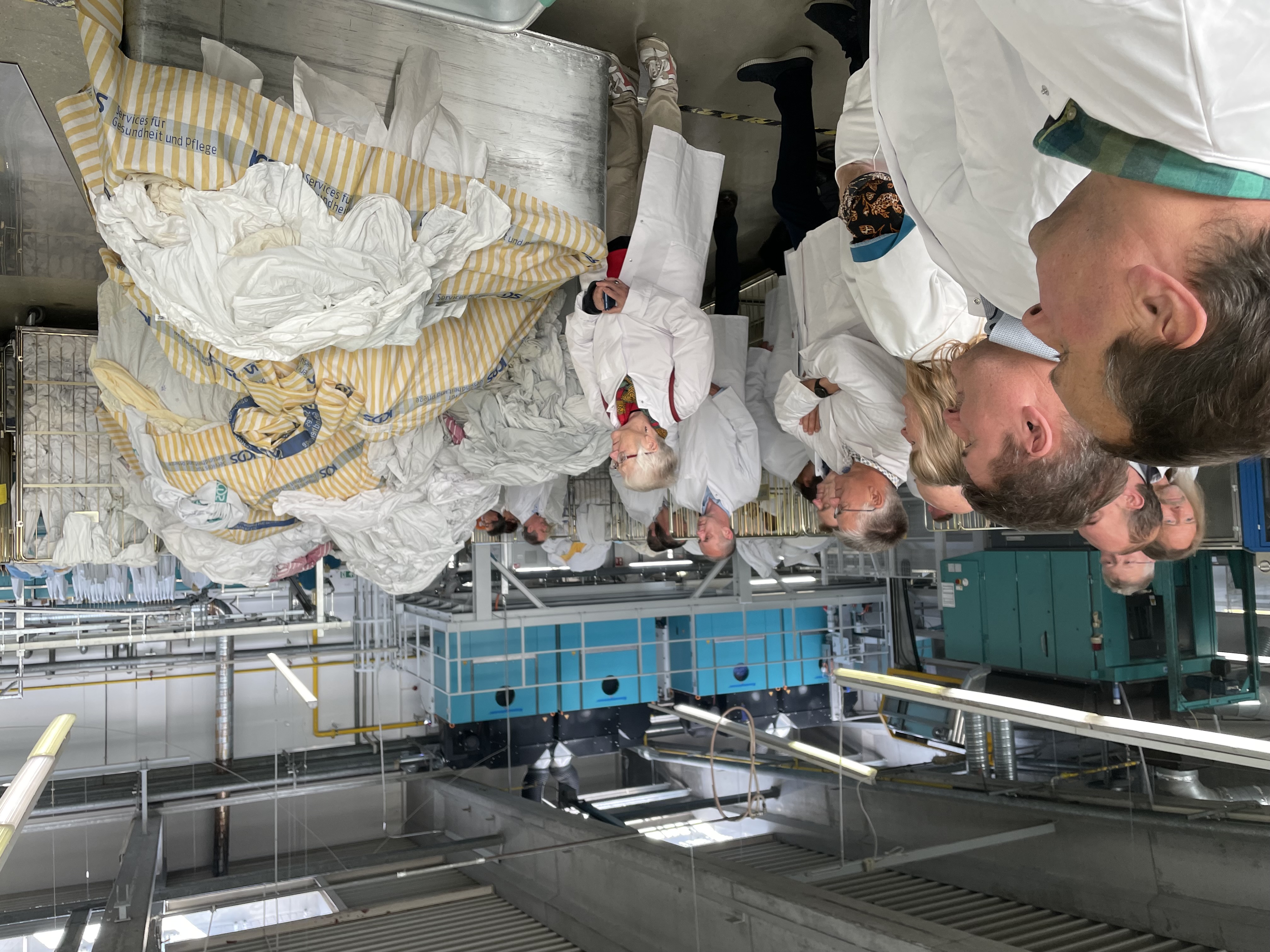 In der Großwäscherei KDS Klinikdienste Textilservice erfuhren die Mitglieder des Kreis- und Bauausschusses des Unterallgäuer Kreistags, wie die Wäsche aus den Allgäuer Kliniken gereinigt wird. Foto: Michael Striebel/Landratsamt Unterallgäu