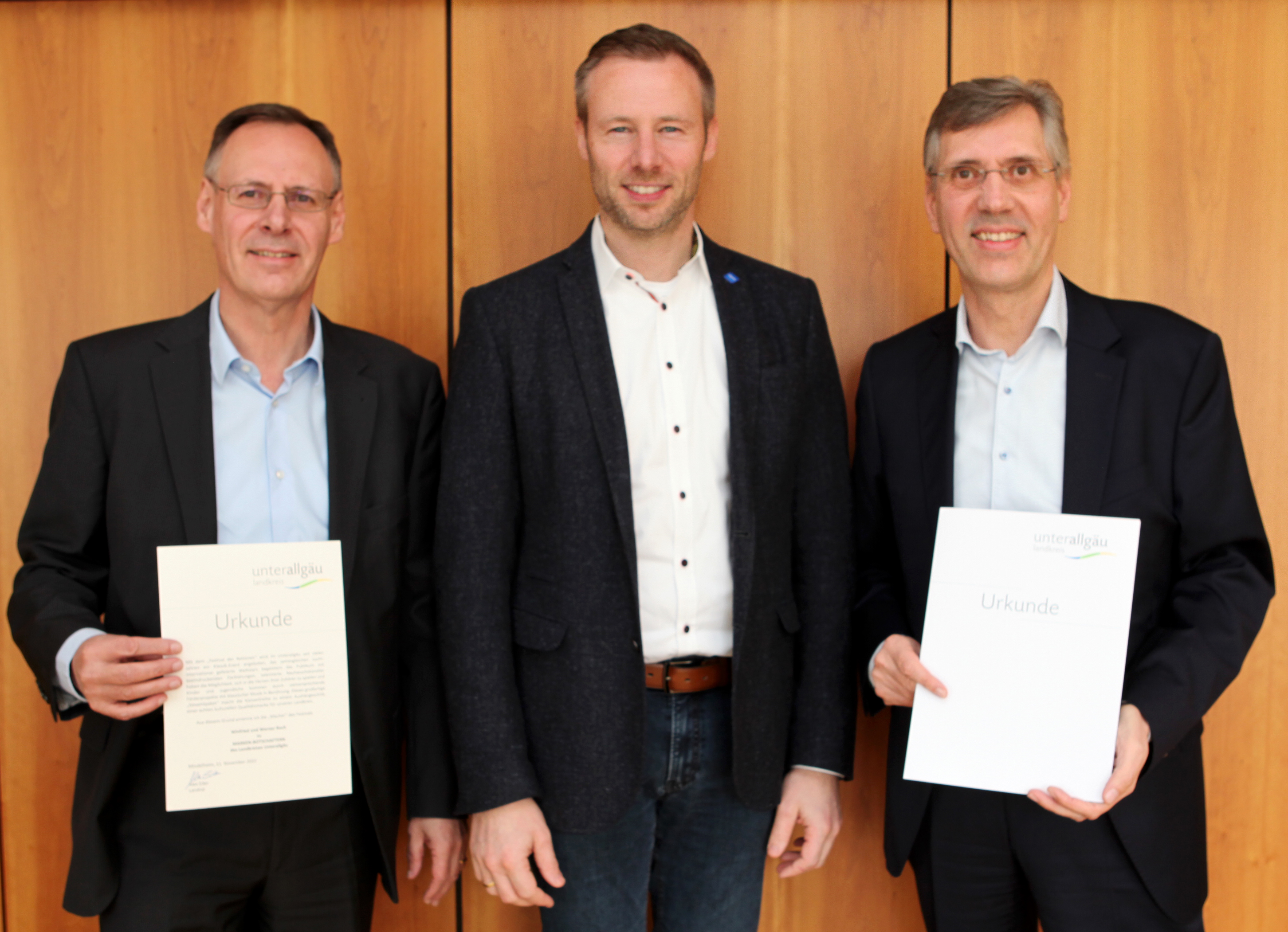 Landrat Alex Eder hat Werner (links) und Winfried Roch zu Markenbotschaftern des Landkreises ernannt. 
Foto: Sylvia Rustler/Landratsamt Unterallgäu 
