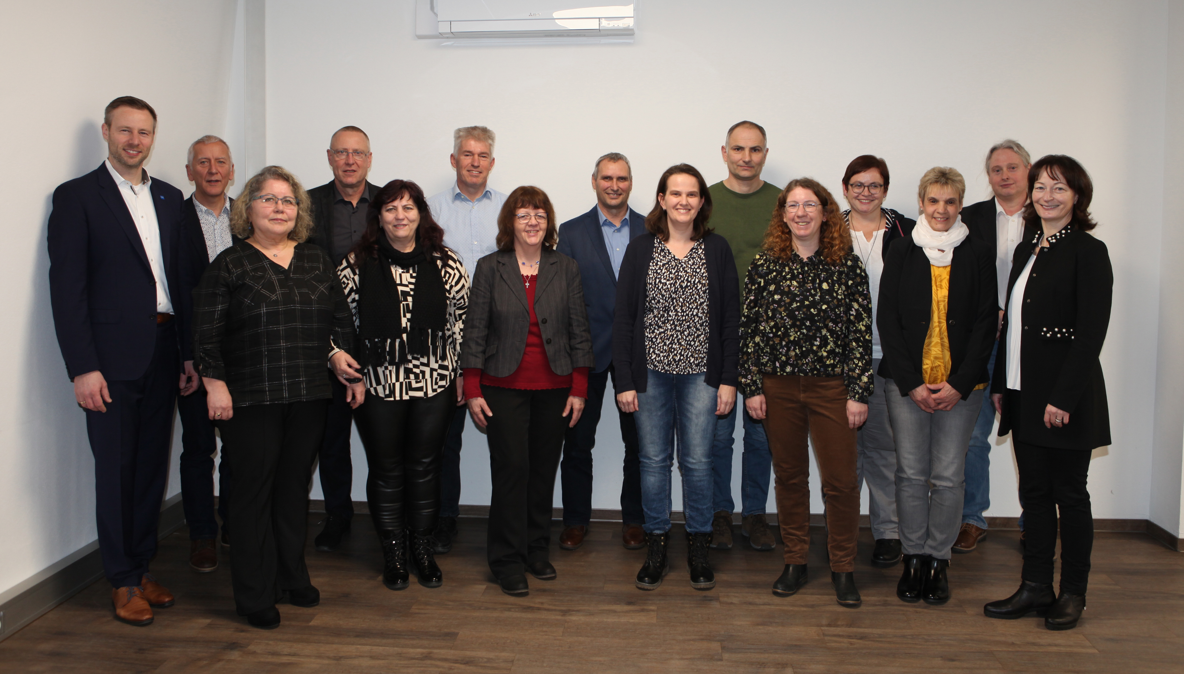 Landrat Alex Eder dankte 13 langjährigen Mitarbeiterinnen und Mitarbeitern. Foto: Eva Büchele/Landratsamt Unterallgäu