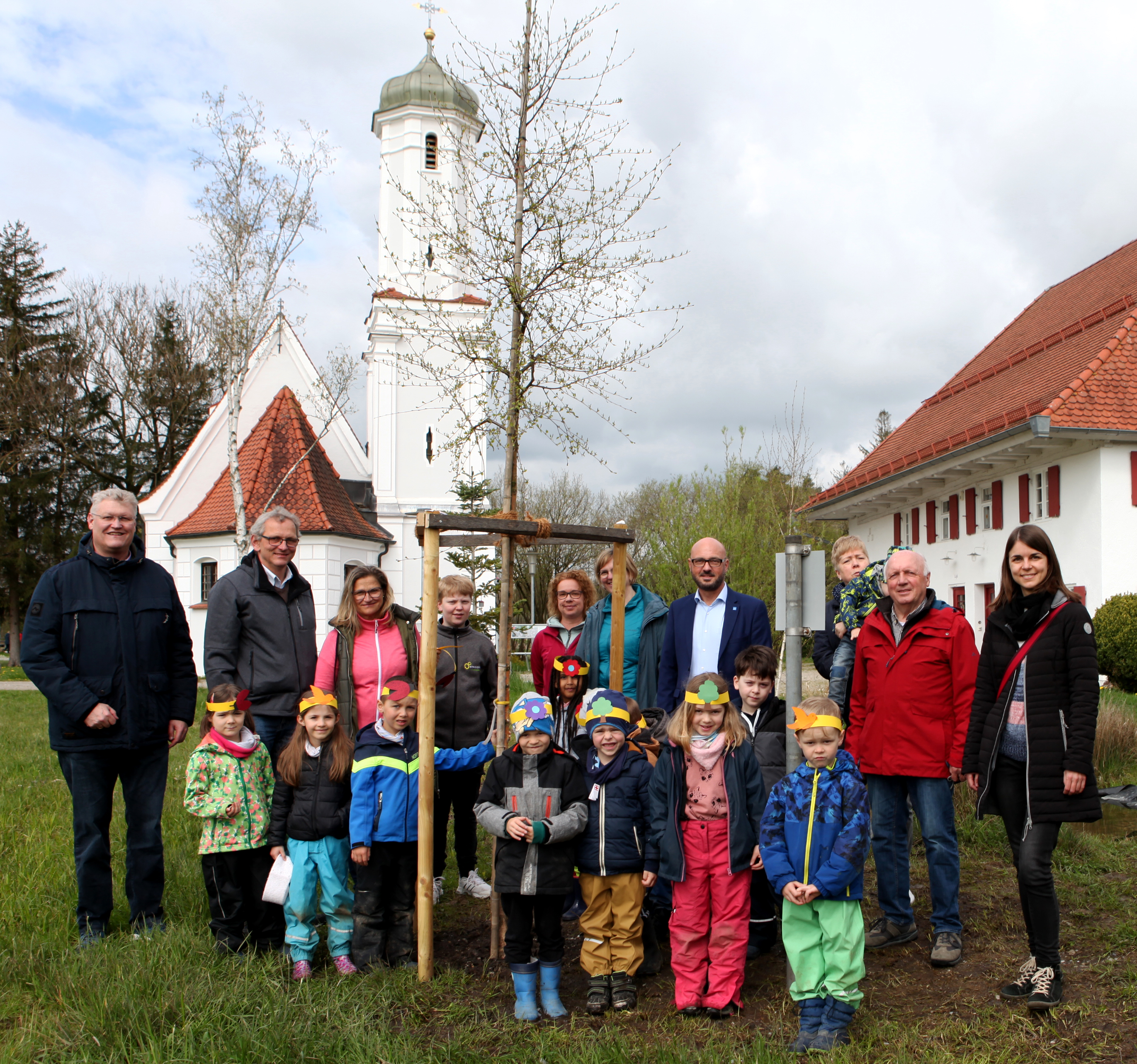 Der Landkreis Unterallgäu hat im Benninger Ried eine Moorbirke gepflanzt. Bei einer kleinen Feier begrüßten die Vorschulkinder des Kindergartens den neuen Baum. 
Foto: Sylvia Rustler/Landratsamt Unterallgäu 
