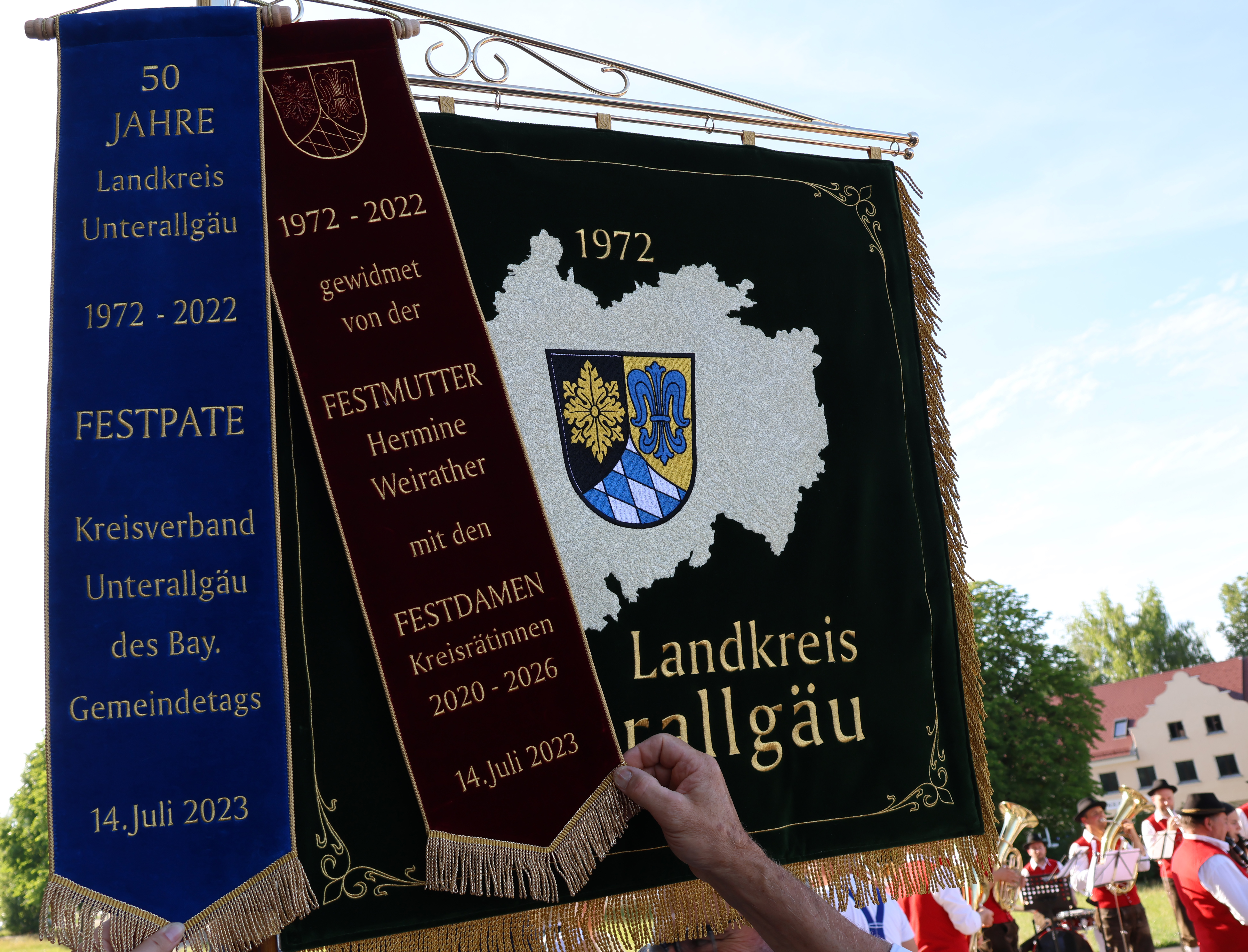 Auf dieser Seite der Landkreis-Standarte ist eine Karte des Landkreises Unterallgäu zu sehen sowie das Wappen und das Gründungsjahr des Landkreises, 1972.  