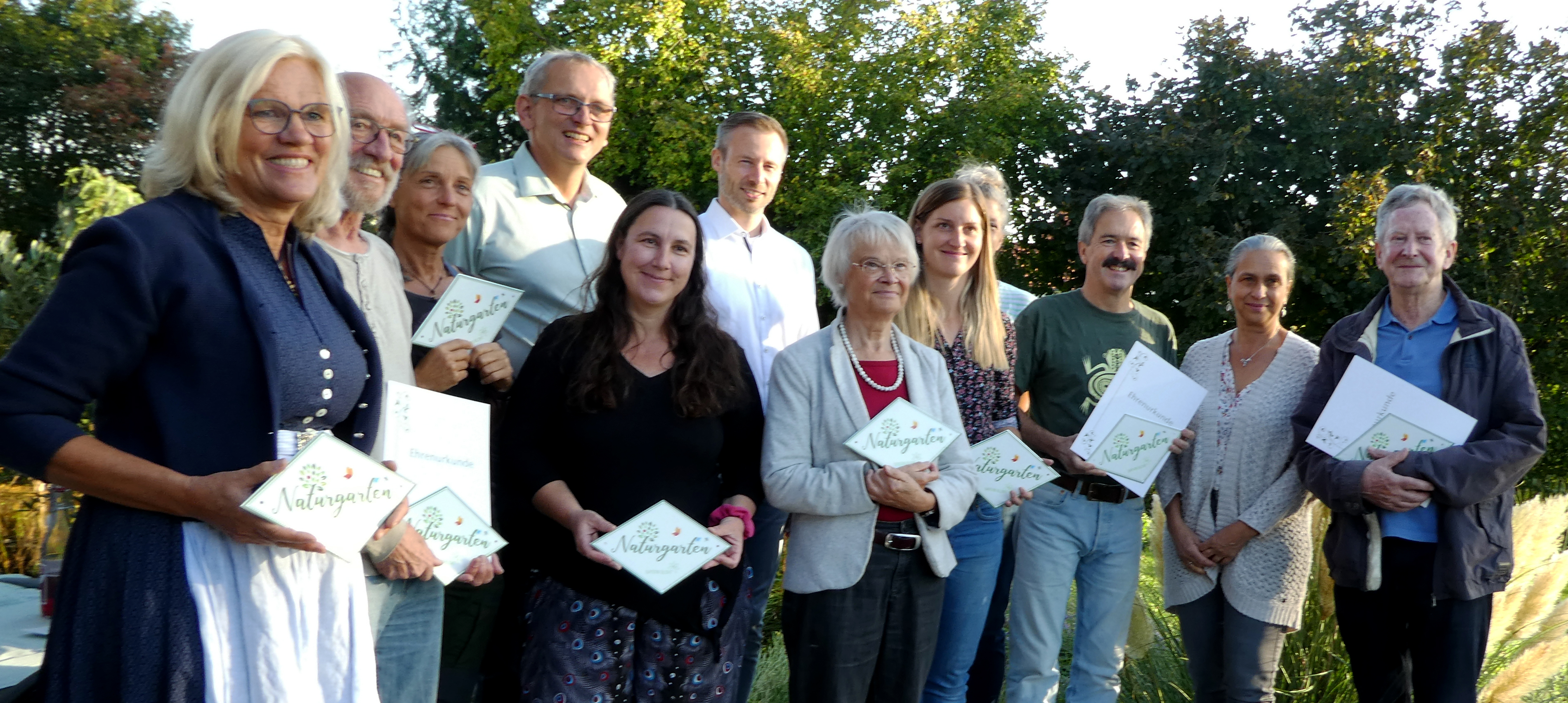 Diese Gartenbesitzer und Gartenbesitzerinnen aus dem Unterallgäu haben das bayerische Naturgarten-Siegel erhalten. 
Foto: Nicole Schmaus/Landratsamt Unterallgäu 
