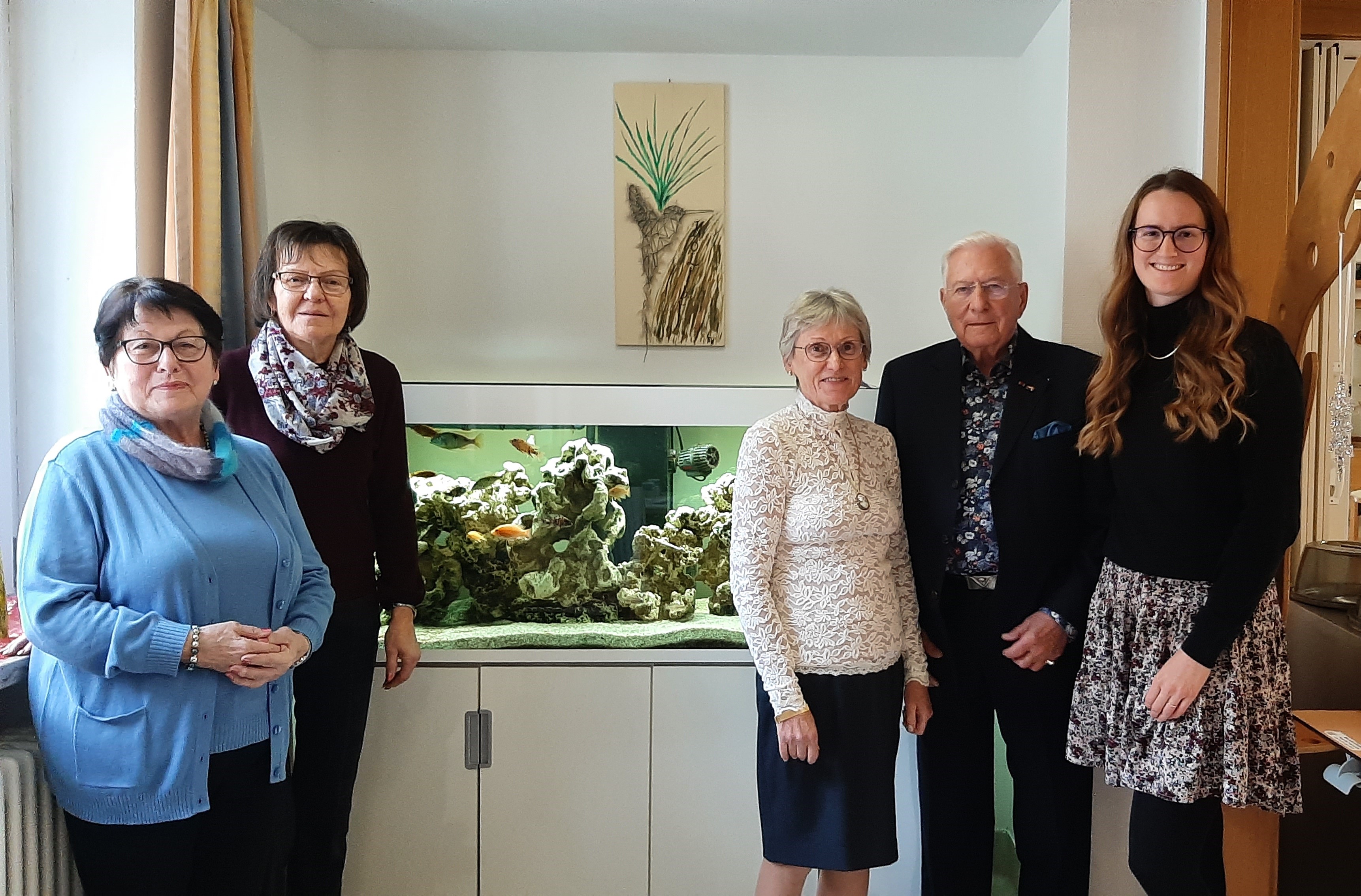 Vier Damen und ein Herr stehen vor dem Aquarium des Kreis-Seniorenwohnheims St. Andreas.