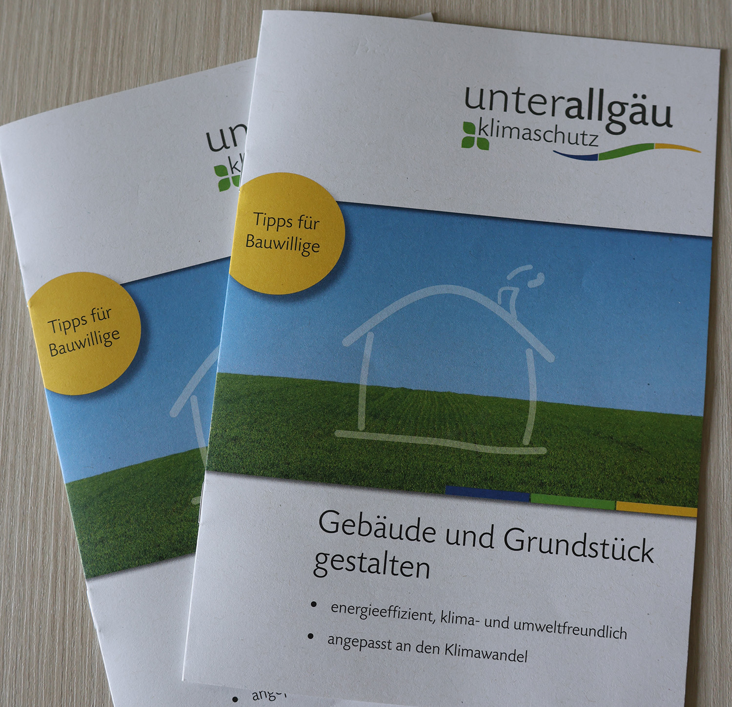 Auf dem Foto ist die Broschüre "Gebäude und Grundstück gestalten" der Fachstelle für Klimaschutz abgebildet. 