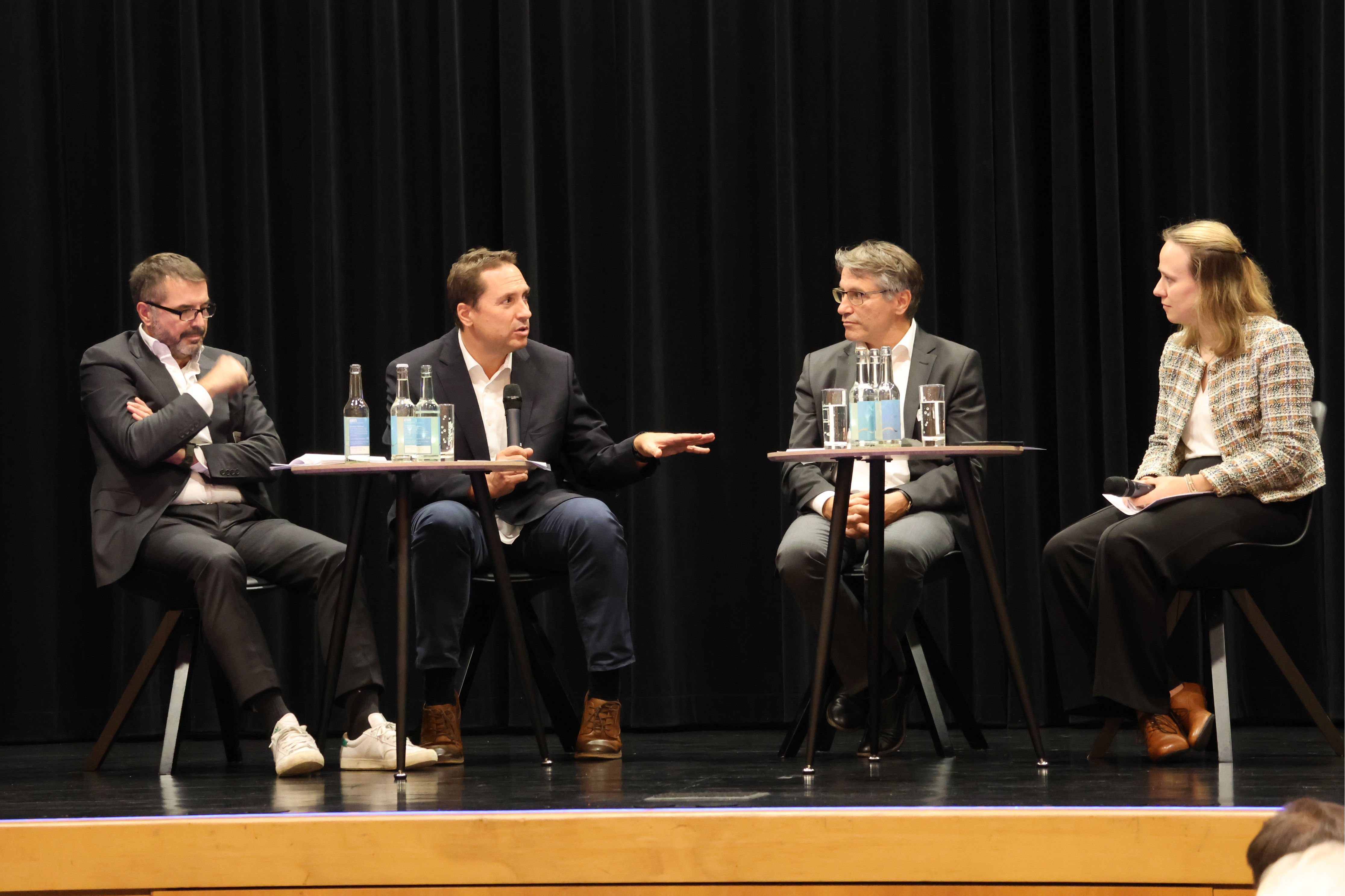 Auf dem Podium (v.l.): Prof. Dr. Peter Biberthaler, Prof. Dr. Florian Holzapfel, Prof. Dr. Franz Benstetter und Moderatorin Nicola Galm (Fotos: A. Wehr/ Pressestelle Stadt Memmingen)
 
