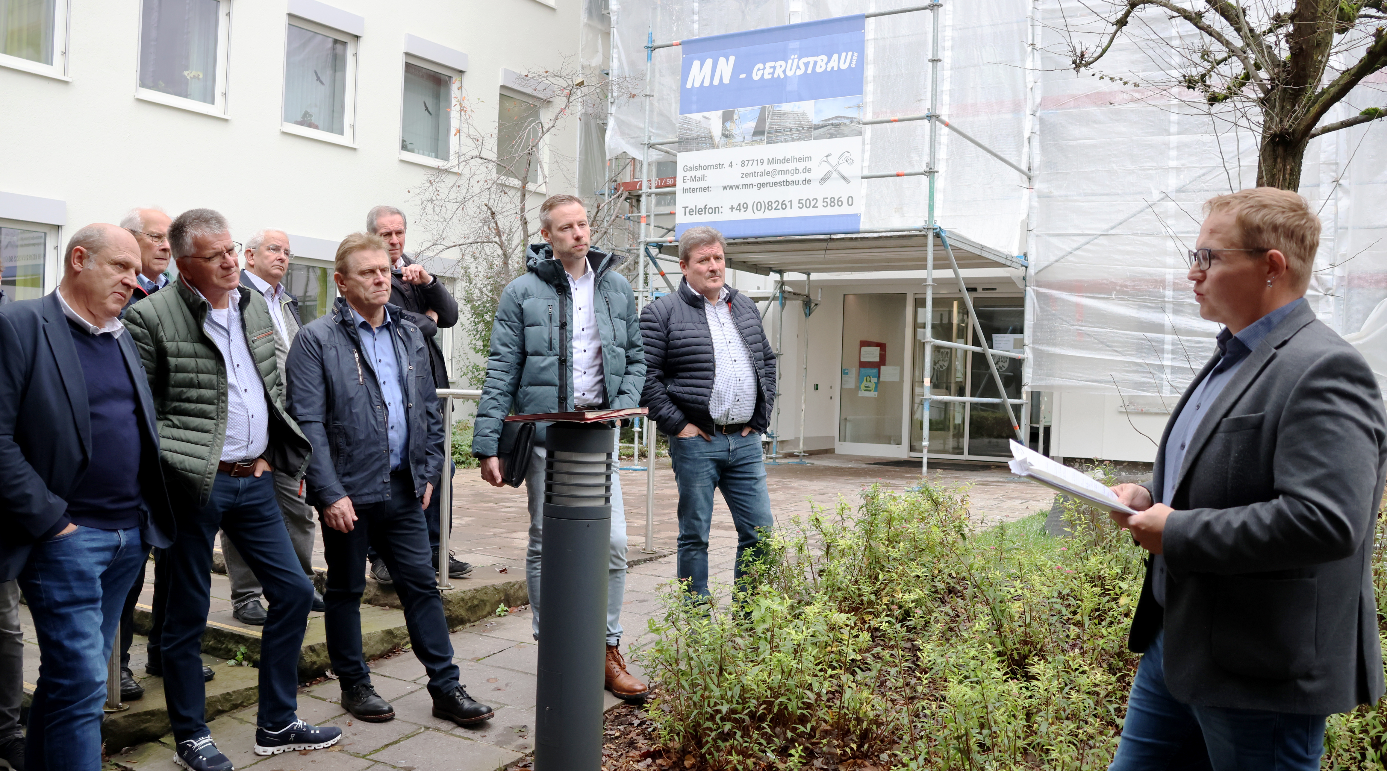 Hochbauamtsleiter Thomas Burghard (rechts) erläutert den Mitgliedern von Kreis- und Bauausschuss die energetische Sanierung des Erweiterungsbaus am Landratsamt.
