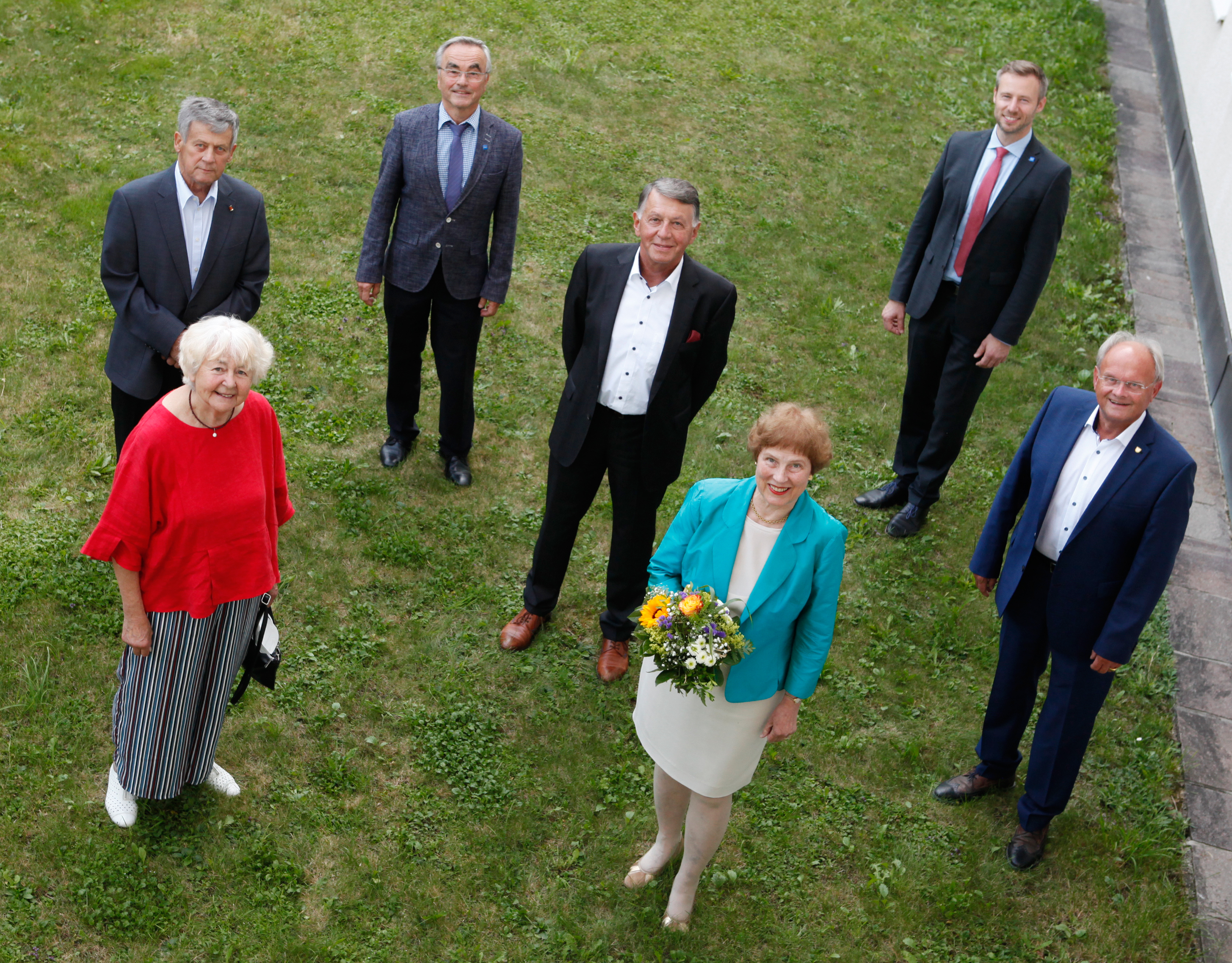 Mit der Goldenen Landkreisnadel zeichnete Landrat Alex Eder vier Unterallgäuer Persönlichkeiten aus. Bei Helmut Koch und Alfons Weber bedankte er sich für ihr herausragendes Engagement. Im Bild von links: Leonhard Kirchensteiner, Doris Kienle, Helmut Koch, Karl Fleschhut, Dr. Ingrid Fickler, Alex Eder und Alfons Weber. Foto: Stefanie Vögele/Landratsamt Unterallgäu
