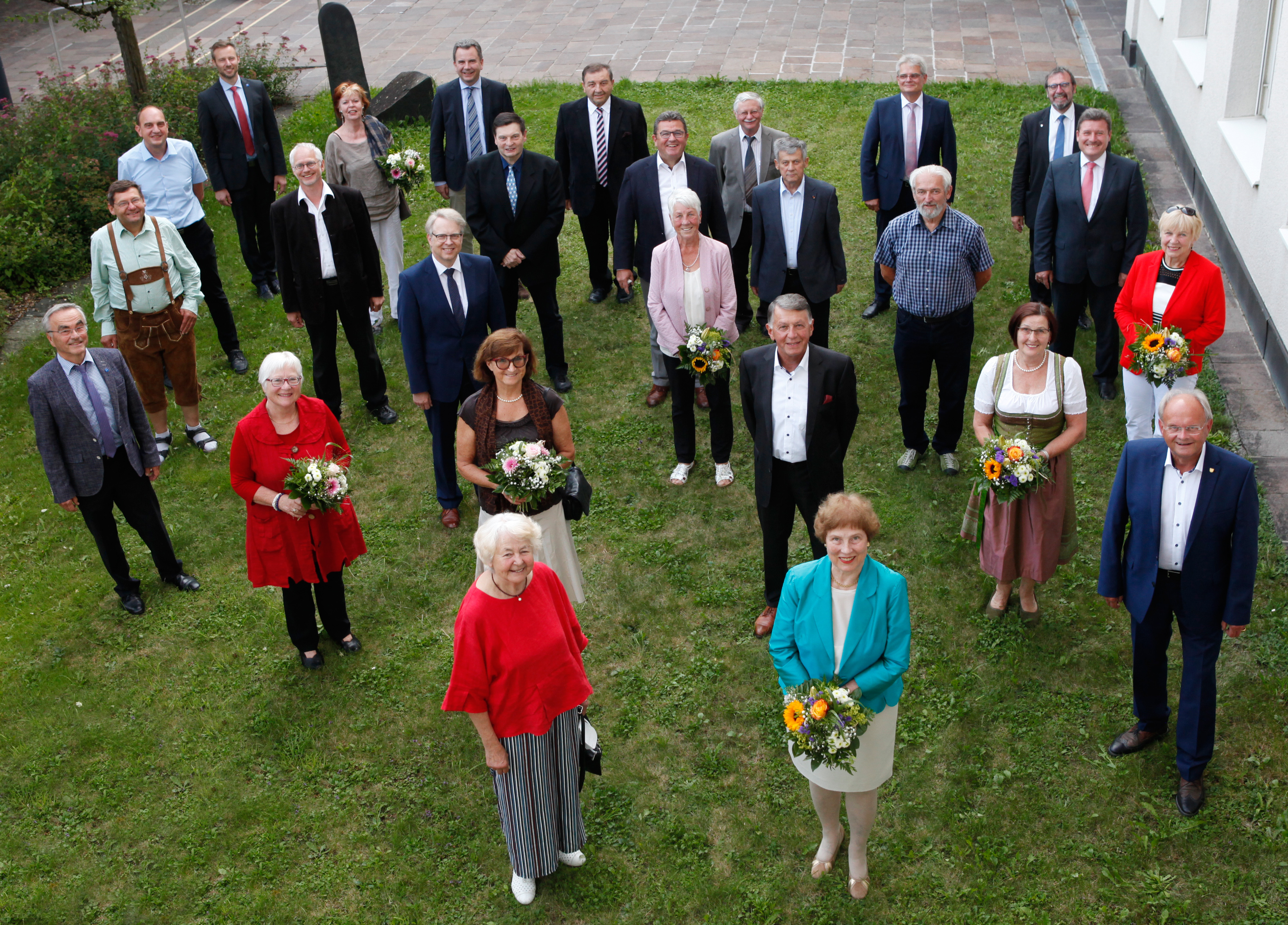 Persönlichkeiten aus dem gesamten Unterallgäu hat Landrat Alex Eder jetzt für ihr jahrzehntelanges Engagement in der Kommunalpolitik ausgezeichnet. Foto: Stefanie Vögele/Landratsamt Unterallgäu
