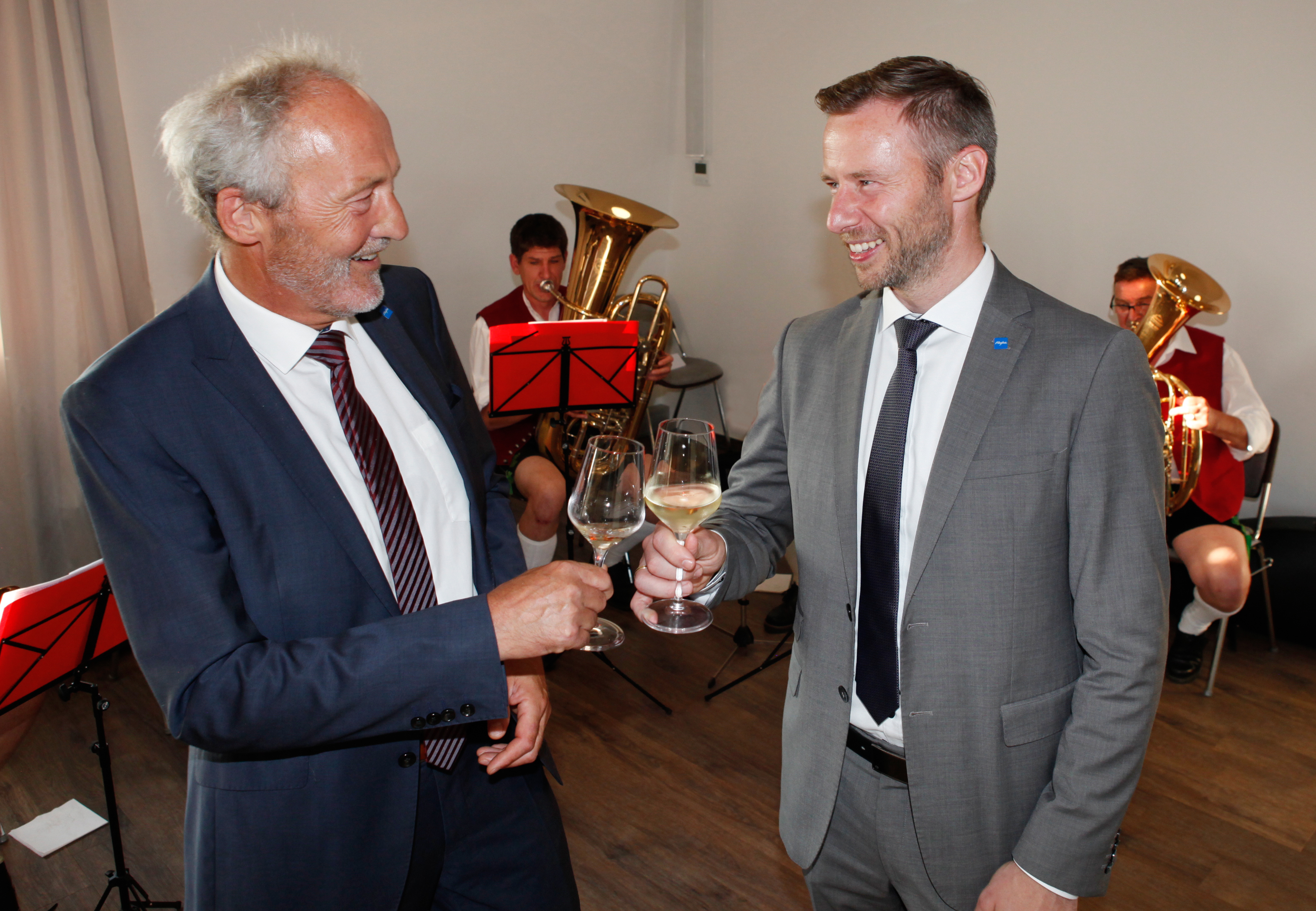 In kleiner, lockerer Runde verabschiedete Landrat Alex Eder (rechts) seinen Vorgänger Hans-Joachim Weirather nun offiziell. Foto: Stefanie Vögele/Landratsamt Unterallgäu