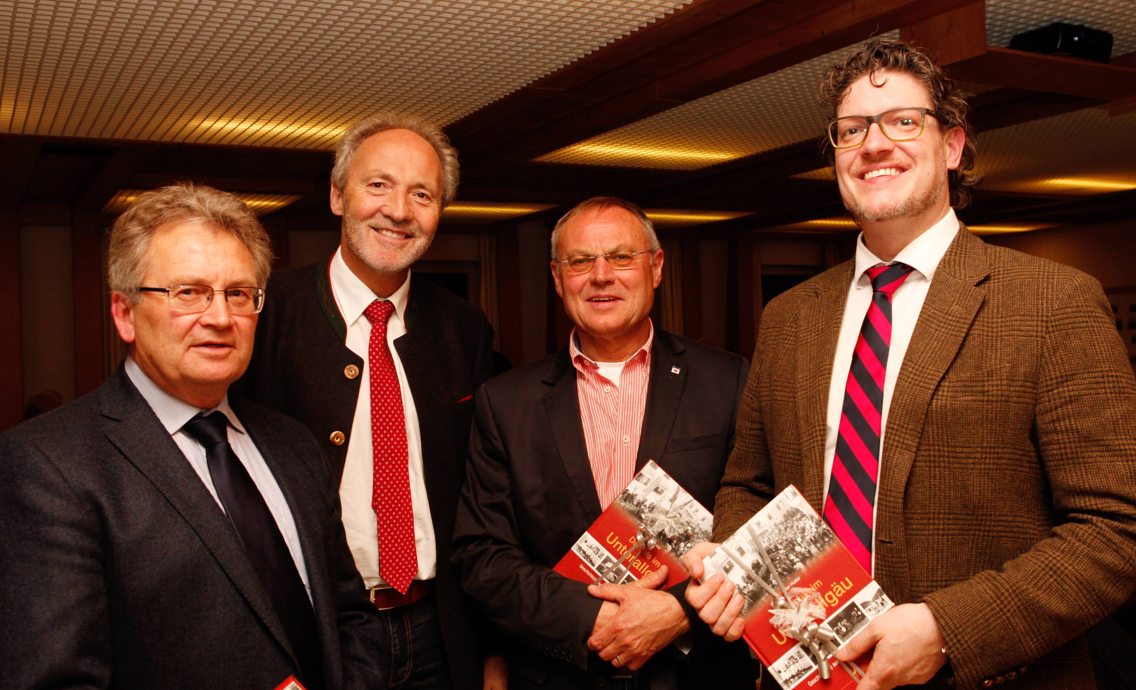 Die Referenten (von links): der Ostallgäuer Kreisbaumeister Anton Hohenadl, Landrat Hans-Joachim Weirather, der Lindauer Kreisheimatpfleger Eugen Baumann und Andreas Nestl von der Generaldirektion der Staatlichen Archive. Foto: Vögele/Landratsamt